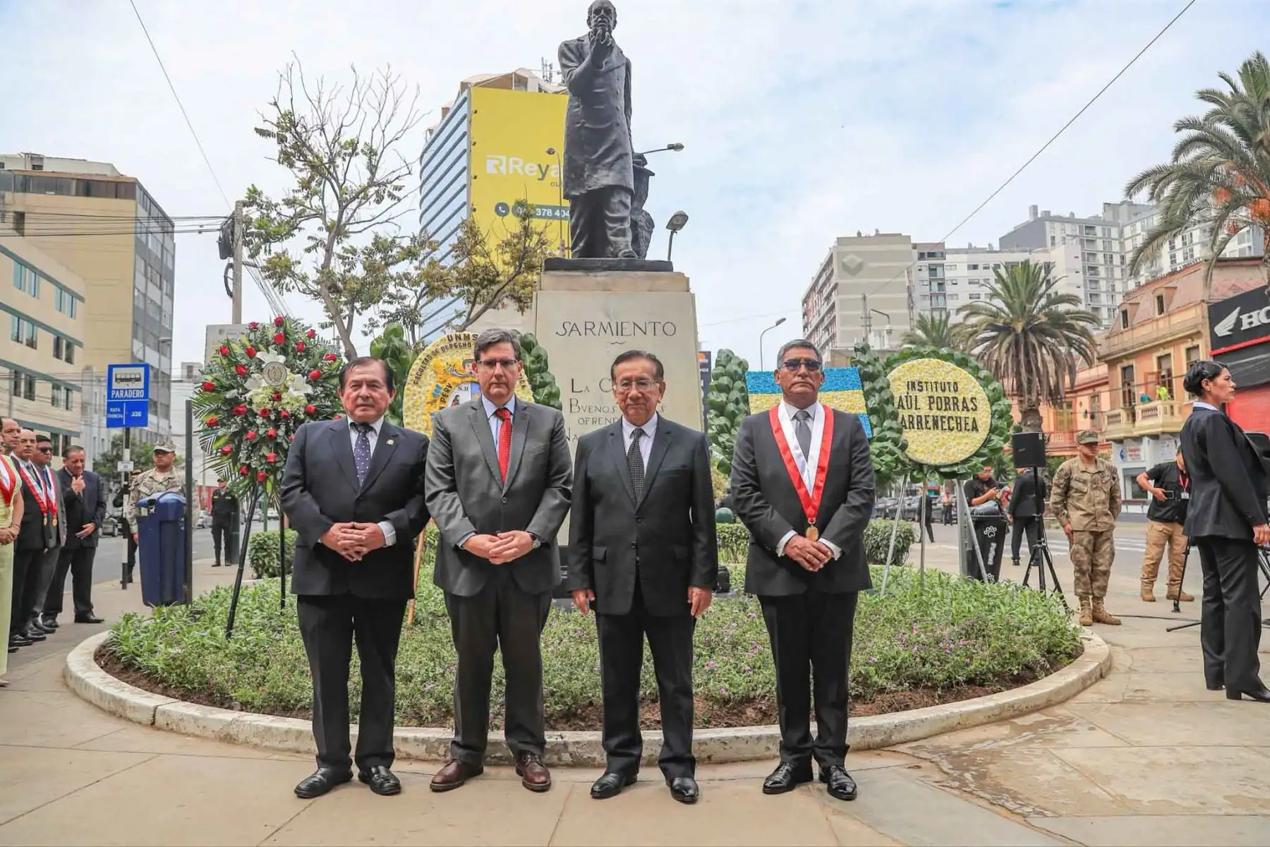 El presidente de la República, José María Balcázar, participó en la ceremonia de colocación de una ofrenda floral en honor a Domingo Faustino Sarmiento, destacado intelectual y expresidente argentino, en una actividad realizada junto a la Facultad de Derecho y Ciencia Política de la Universidad Nacional Mayor de San Marcos y la Embajada de Argentina. El acto resaltó los vínculos históricos y culturales entre ambos países. Foto: ANDINA/Prensa Presidencia.