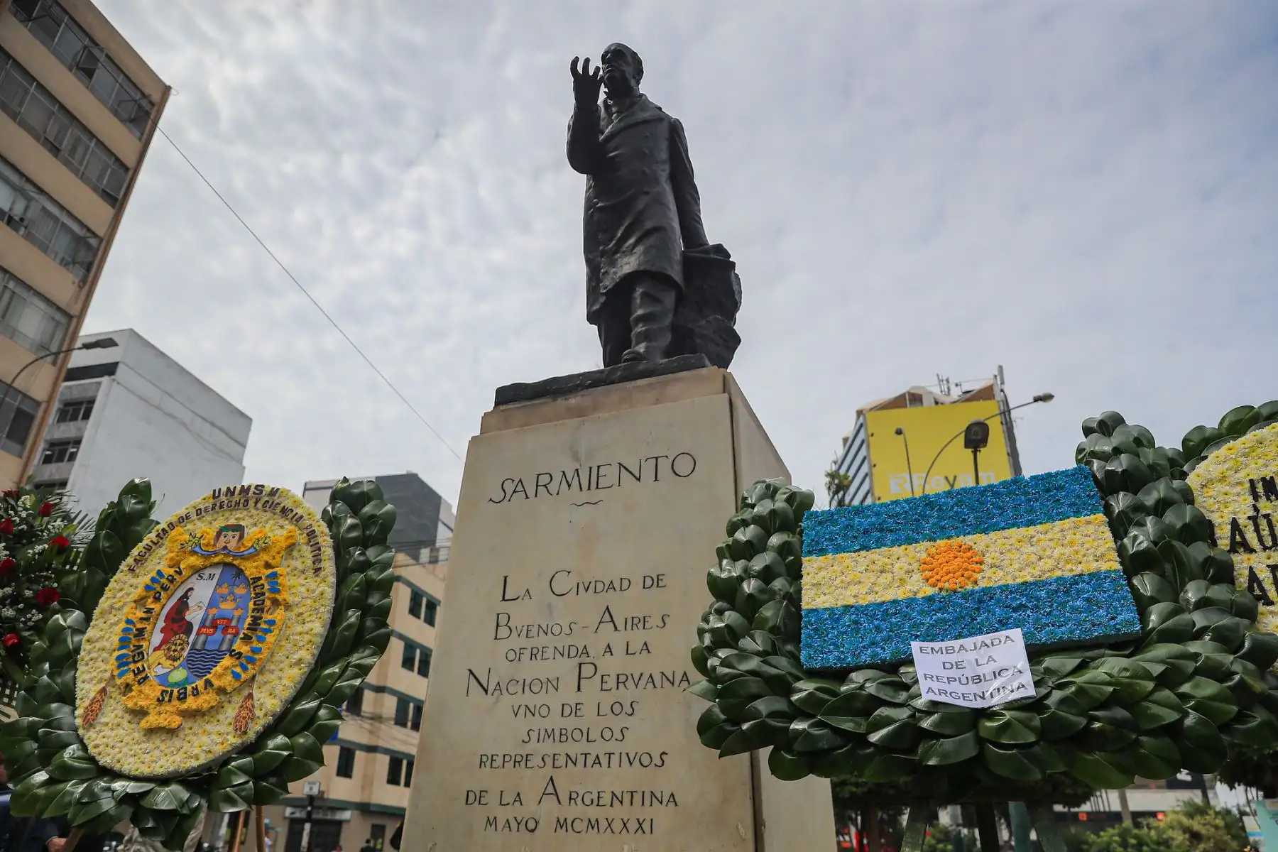 El presidente de la República, José María Balcázar, participó en la ceremonia de colocación de una ofrenda floral en honor a Domingo Faustino Sarmiento, destacado intelectual y expresidente argentino, en una actividad realizada junto a la Facultad de Derecho y Ciencia Política de la Universidad Nacional Mayor de San Marcos y la Embajada de Argentina. El acto resaltó los vínculos históricos y culturales entre ambos países. Foto: ANDINA/Prensa Presidencia.
