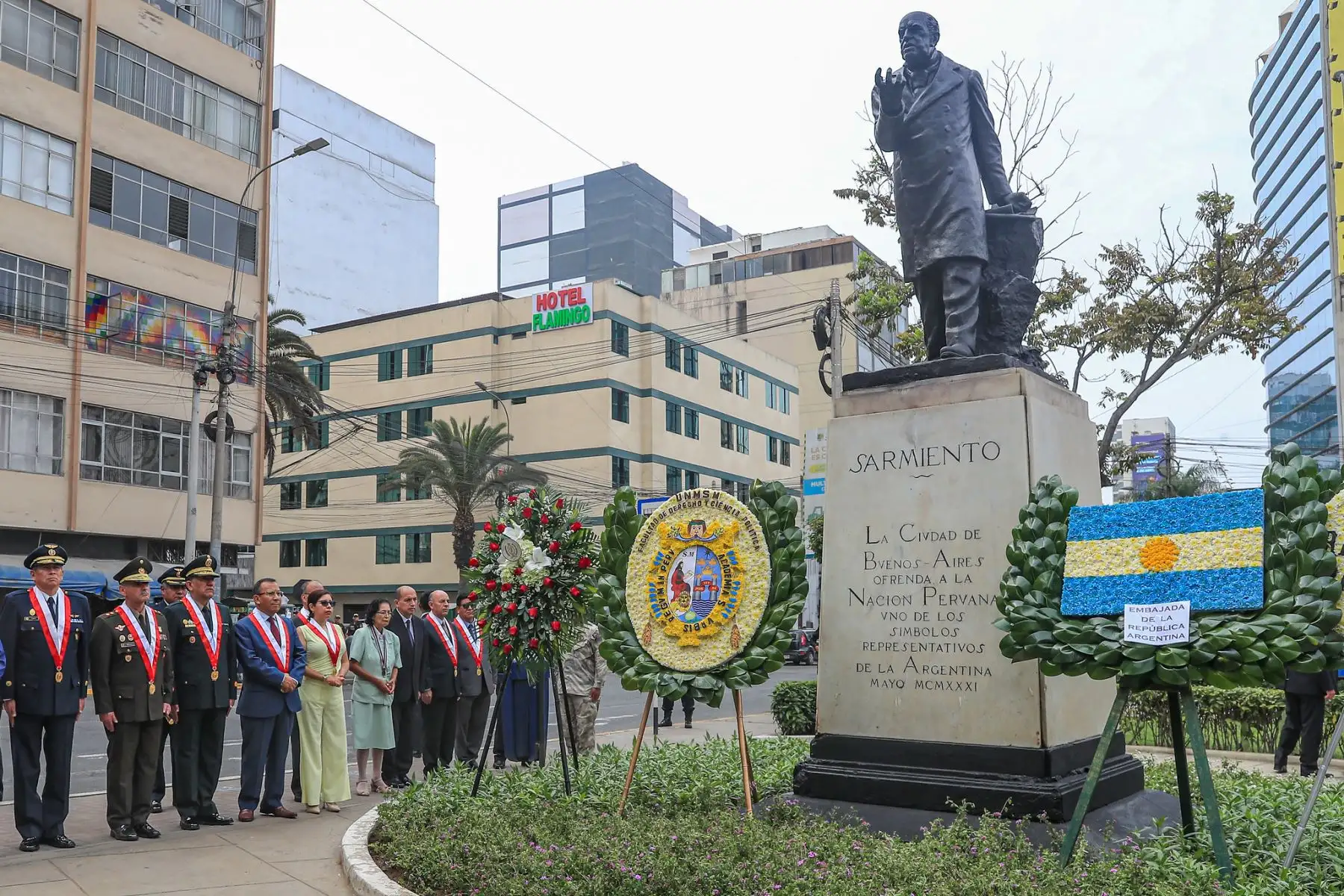 El presidente de la República, José María Balcázar, participó en la ceremonia de colocación de una ofrenda floral en honor a Domingo Faustino Sarmiento, destacado intelectual y expresidente argentino, en una actividad realizada junto a la Facultad de Derecho y Ciencia Política de la Universidad Nacional Mayor de San Marcos y la Embajada de Argentina. El acto resaltó los vínculos históricos y culturales entre ambos países. Foto: ANDINA/Prensa Presidencia.