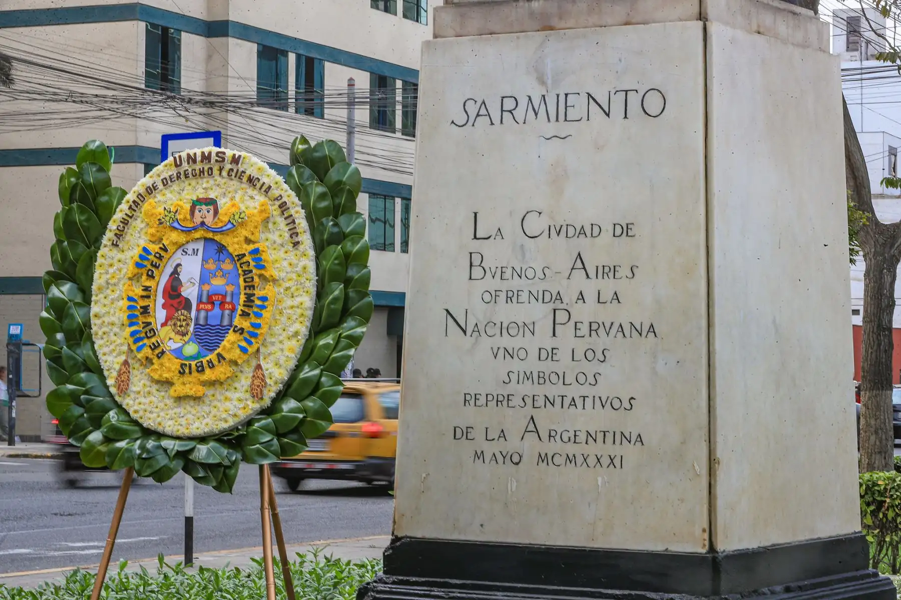 El presidente de la República, José María Balcázar, participó en la ceremonia de colocación de una ofrenda floral en honor a Domingo Faustino Sarmiento, destacado intelectual y expresidente argentino, en una actividad realizada junto a la Facultad de Derecho y Ciencia Política de la Universidad Nacional Mayor de San Marcos y la Embajada de Argentina. El acto resaltó los vínculos históricos y culturales entre ambos países. Foto: ANDINA/Prensa Presidencia.