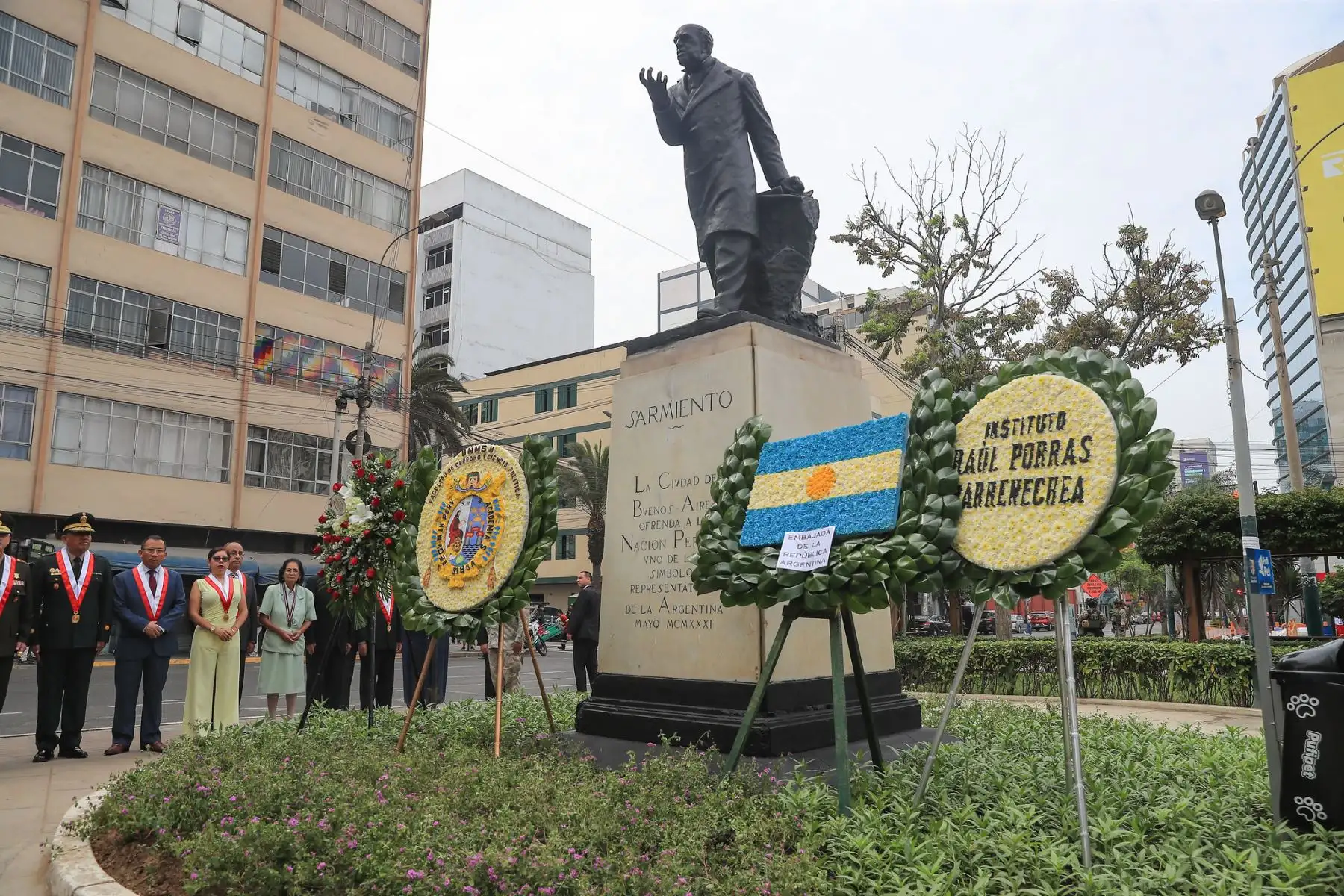 El presidente de la República, José María Balcázar, participó en la ceremonia de colocación de una ofrenda floral en honor a Domingo Faustino Sarmiento, destacado intelectual y expresidente argentino, en una actividad realizada junto a la Facultad de Derecho y Ciencia Política de la Universidad Nacional Mayor de San Marcos y la Embajada de Argentina. El acto resaltó los vínculos históricos y culturales entre ambos países. Foto: ANDINA/Prensa Presidencia.