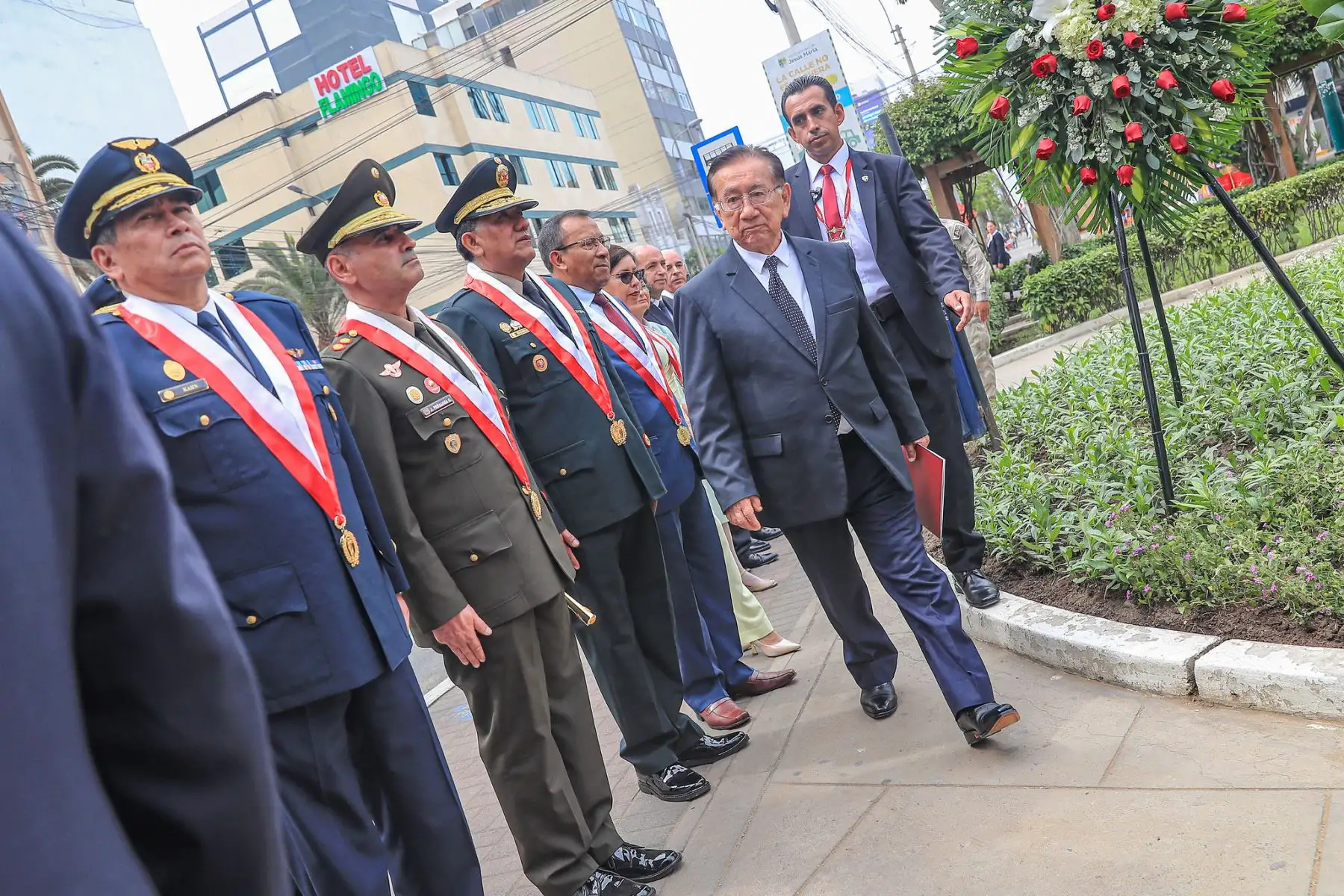 El presidente de la República, José María Balcázar, participó en la ceremonia de colocación de una ofrenda floral en honor a Domingo Faustino Sarmiento, destacado intelectual y expresidente argentino, en una actividad realizada junto a la Facultad de Derecho y Ciencia Política de la Universidad Nacional Mayor de San Marcos y la Embajada de Argentina. El acto resaltó los vínculos históricos y culturales entre ambos países. Foto: ANDINA/Prensa Presidencia.