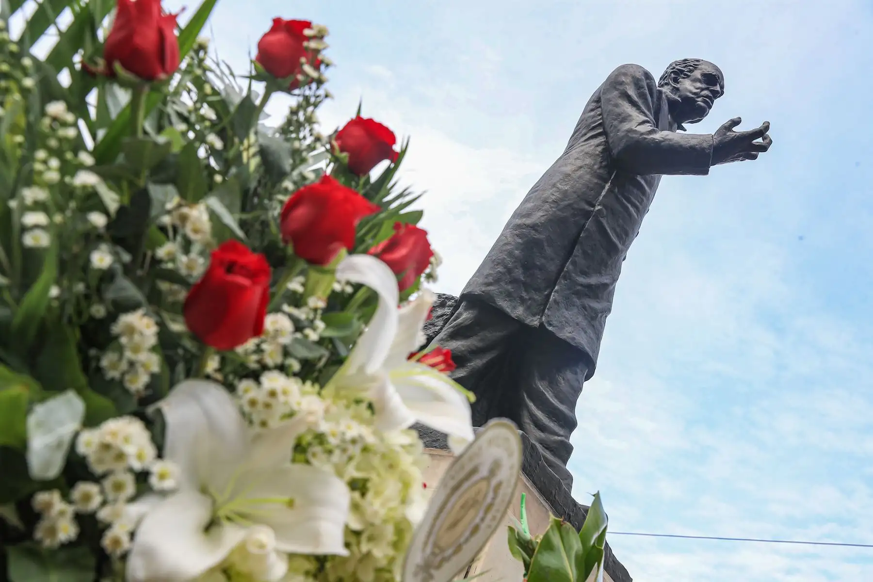 El presidente de la República, José María Balcázar, participó en la ceremonia de colocación de una ofrenda floral en honor a Domingo Faustino Sarmiento, destacado intelectual y expresidente argentino, en una actividad realizada junto a la Facultad de Derecho y Ciencia Política de la Universidad Nacional Mayor de San Marcos y la Embajada de Argentina. El acto resaltó los vínculos históricos y culturales entre ambos países. Foto: ANDINA/Prensa Presidencia.