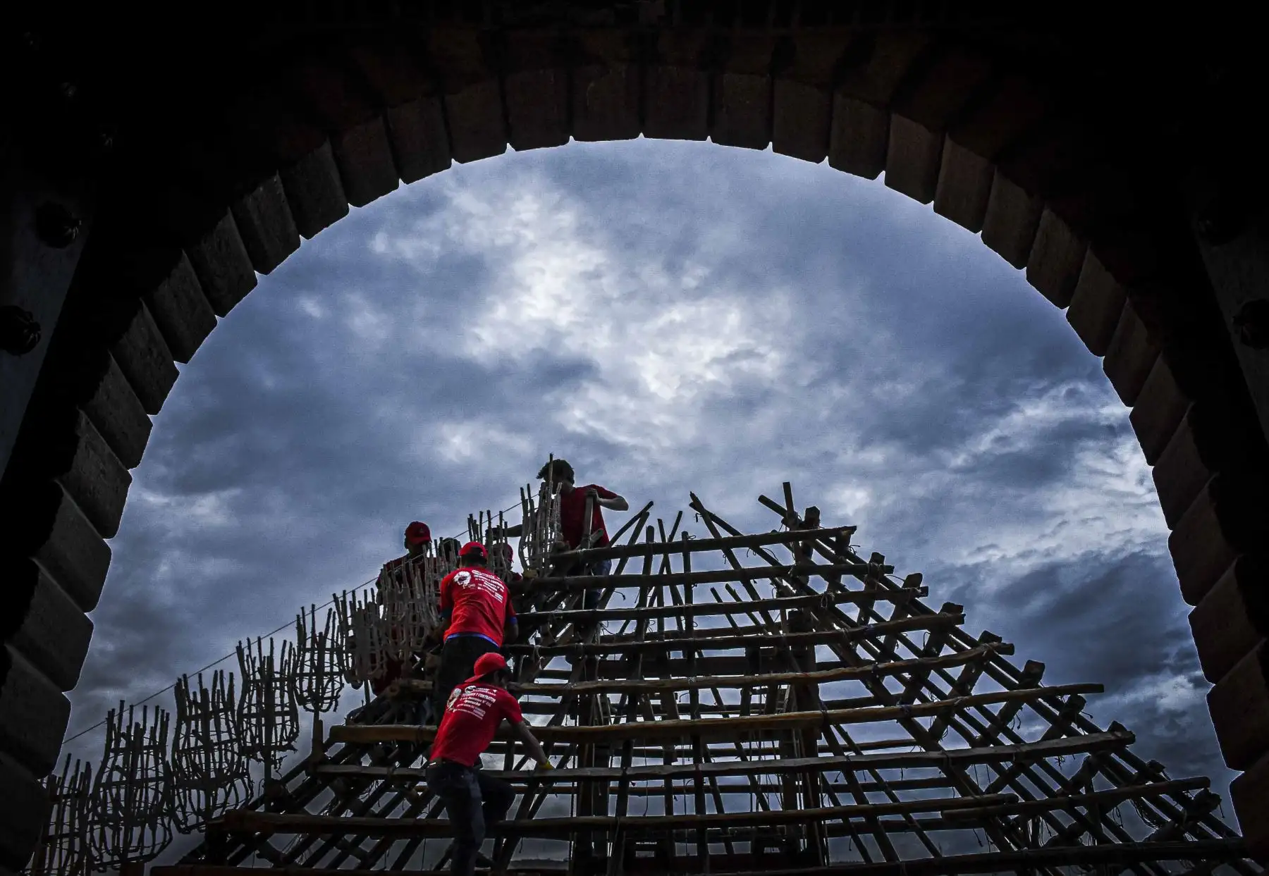 Trabajadores avanzaron en la estructura base del anda, ensamblando la madera y organizando los soportes que permitirán sostener su compleja ornamentación durante las celebraciones. Foto: ANDINA/Cortesía Javier Ninanya.