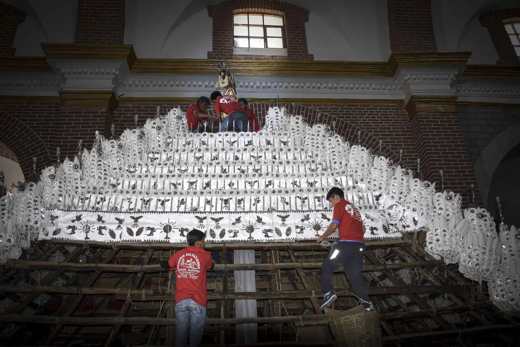 El anda tomó forma en el interior del templo, donde decenas de participantes coordinaron el ensamblaje de sus distintos niveles, integrando elementos estructurales y decorativos en una composición de gran complejidad. Foto: ANDINA/Cortesía Javier Ninanya.