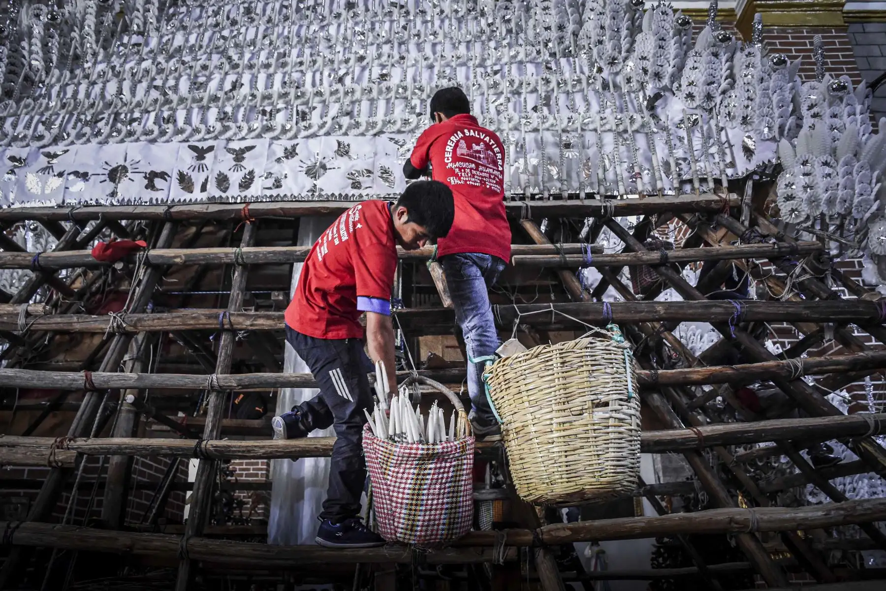 Detalle de las piezas de cera que conforman la decoración del anda, donde destacan figuras cuidadosamente elaboradas que integran el conjunto iconográfico de esta manifestación religiosa. Foto: ANDINA/Cortesía Javier Ninanya.