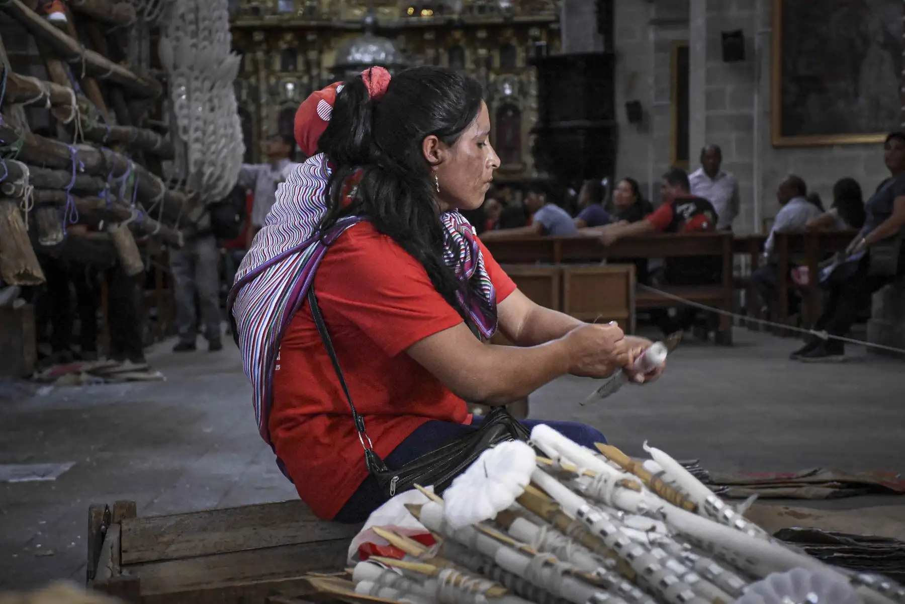 Una artesana elaboró velas y elementos ornamentales que luego fueron incorporados al anda, destacando el valor del trabajo manual en la preservación de las técnicas tradicionales. Foto: ANDINA/Cortesía Javier Ninanya.