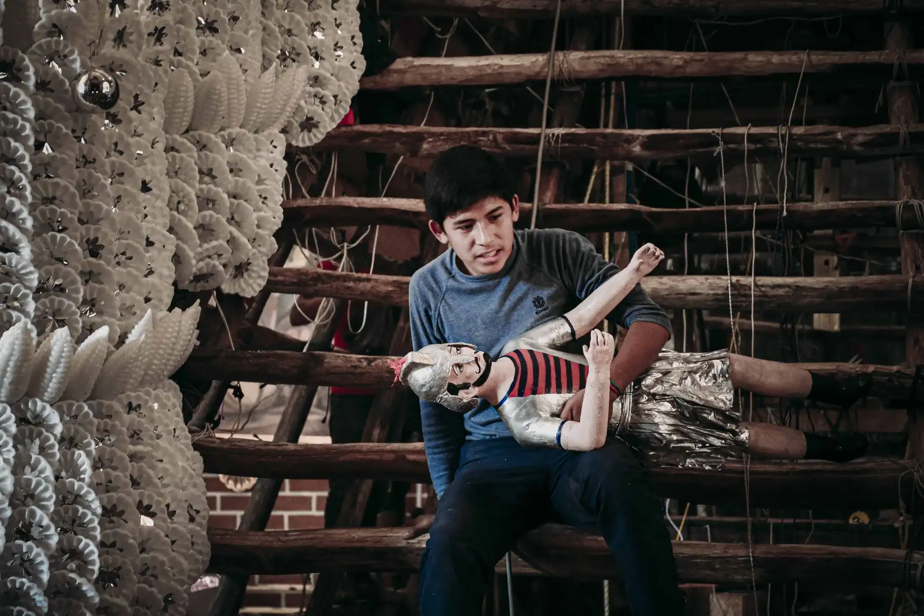 Jóvenes colaboraron en la preparación de figuras decorativas que forman parte del anda, evidenciando el relevo generacional en la conservación de esta tradición cultural y religiosa. Foto: ANDINA/Cortesía Javier Ninanya.