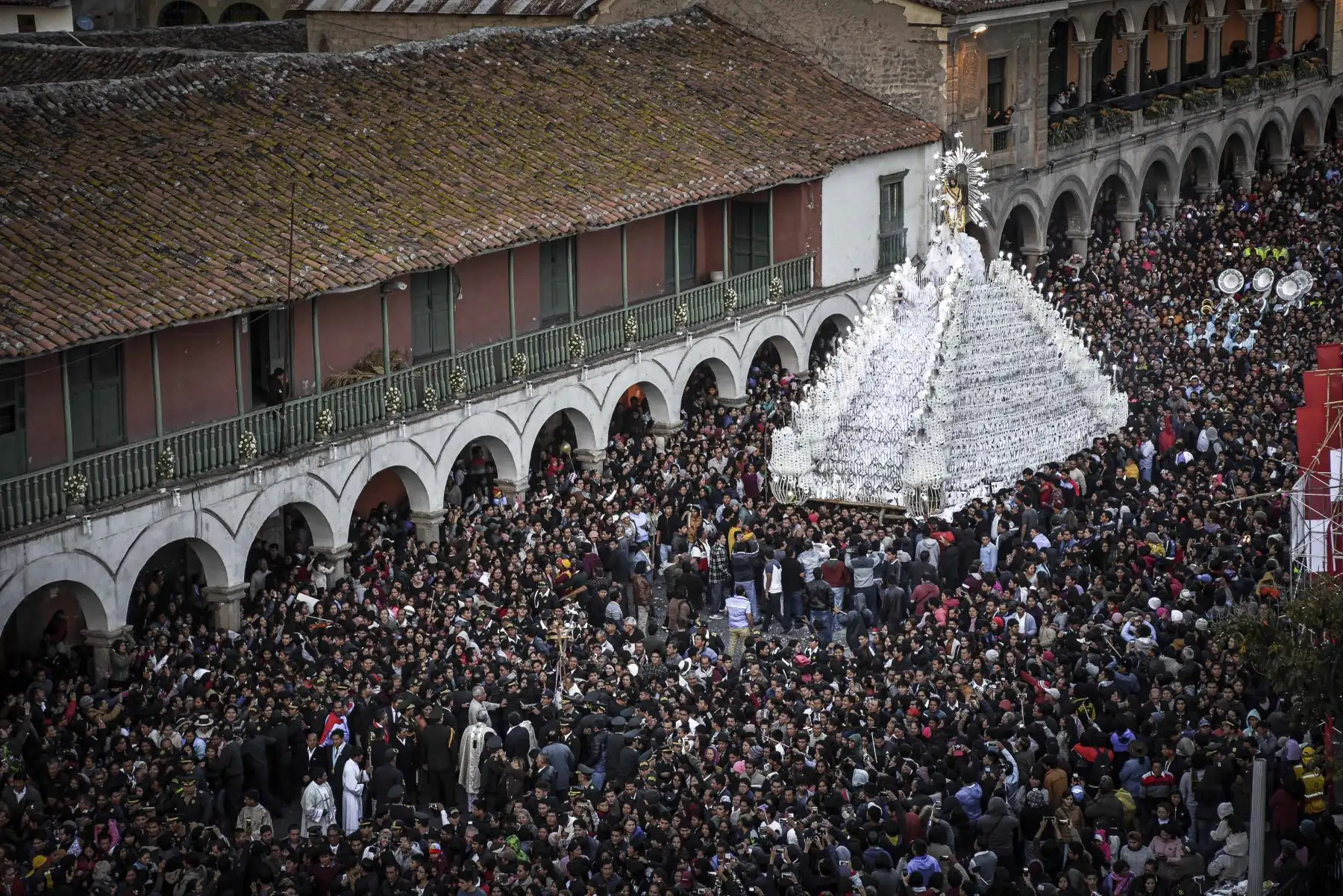 En el marco de la Semana Santa, artesanos y devotos avanzaron en la construcción del anda del Señor de la Resurrección en Ayacucho, una de las expresiones más emblemáticas de fe y tradición del país. La elaboración de esta imponente estructura, de casi 10 metros de altura, demandó un trabajo colectivo que integró técnicas ancestrales, simbolismo religioso y un cuidadoso ensamblaje de madera y ornamentos de cera. Foto: ANDINA/Cortesía Javier Ninanya.