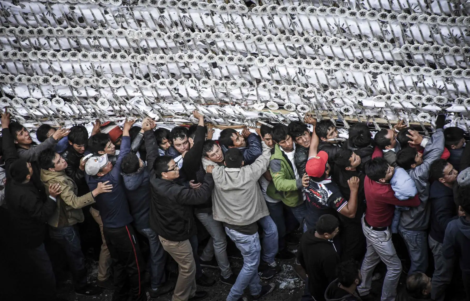 El anda del Señor de la Resurrección en Ayacucho destacó por su compleja iconografía y su imponente estructura piramidal de casi 10 metros de altura, resultado de un trabajo artesanal que combina tradición, simbolismo religioso y una cuidada elaboración en madera y cera. Foto: ANDINA/Cortesía Javier Ninanya.