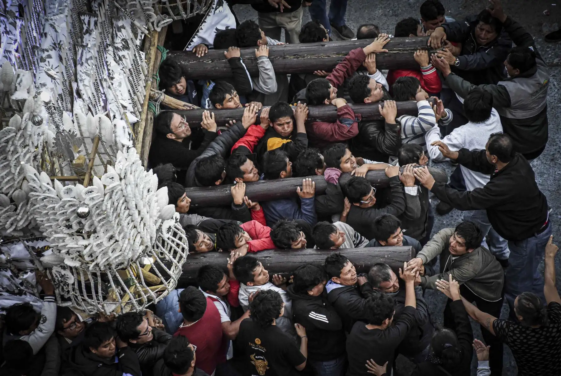 Participantes trasladaron materiales y piezas de cera a lo largo de la estructura del anda, organizando el trabajo en distintos niveles para asegurar su estabilidad y correcto armado. Foto: ANDINA/Cortesía Javier Ninanya.