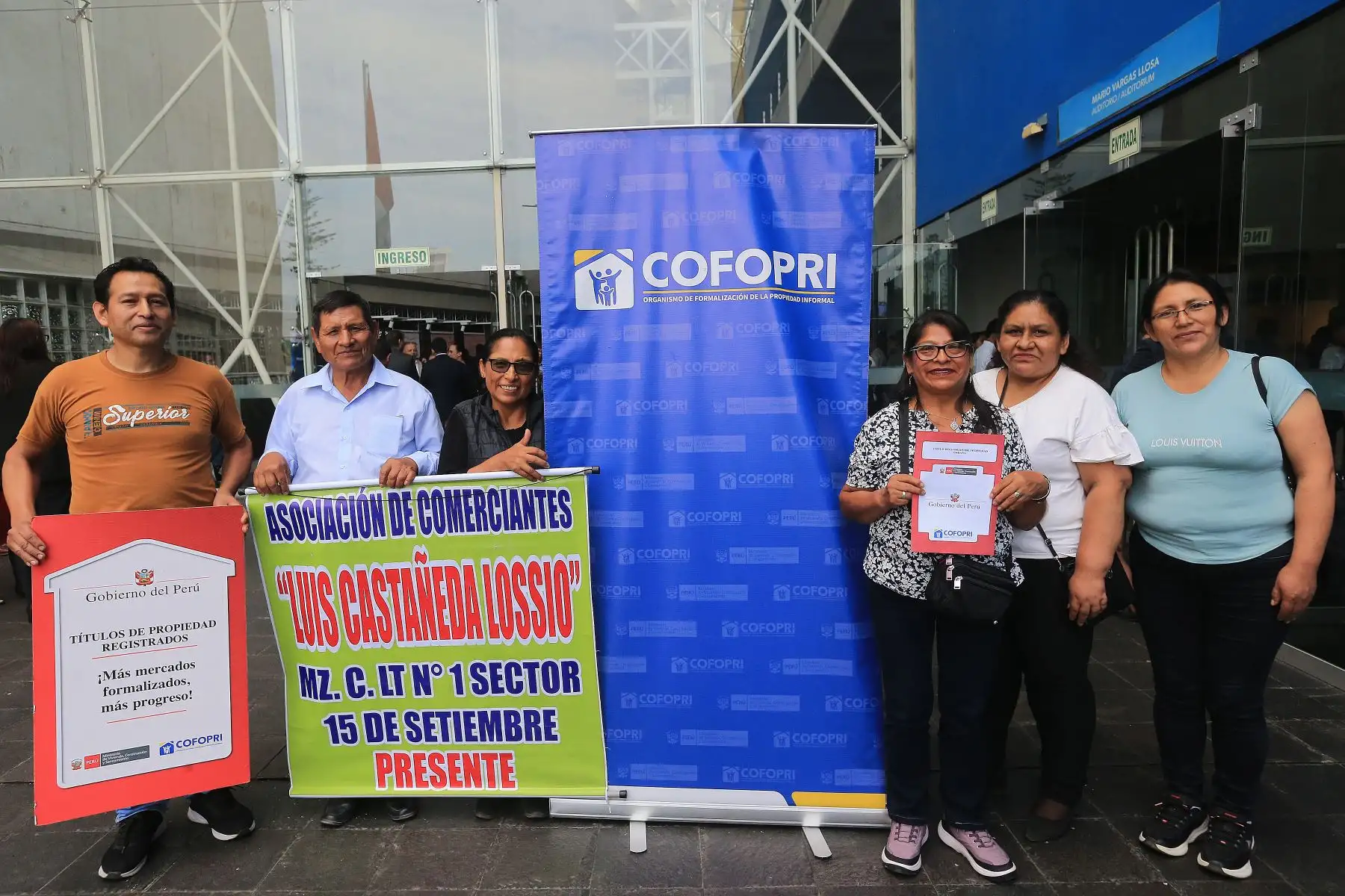 En el marco de su 30.° aniversario, Cofopri entregó el título de propiedad número 850 mil en Lima Metropolitana a las socias del mercado Luis Castañeda Lossio, ubicado en San Juan de Miraflores, fortaleciendo la formalización de predios y la seguridad jurídica. Esta acción benefició a comerciantes, proveedores y vecinos, contribuyendo al desarrollo económico local y al cierre de brechas en el acceso a la propiedad formal. Foto: ANDINA/Héctor Vinces