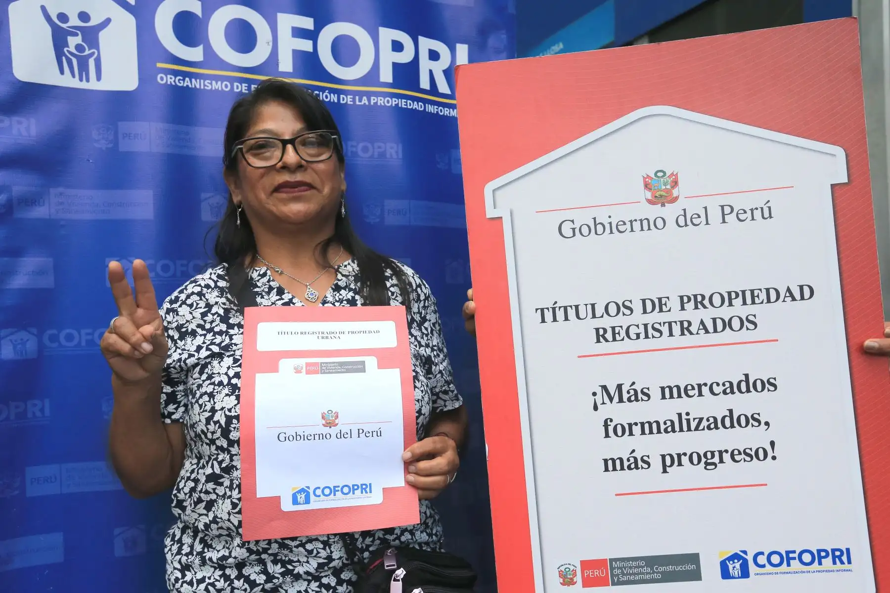 En el marco de su 30.° aniversario, Cofopri entregó el título de propiedad número 850 mil en Lima Metropolitana a las socias del mercado Luis Castañeda Lossio, ubicado en San Juan de Miraflores, fortaleciendo la formalización de predios y la seguridad jurídica. Esta acción benefició a comerciantes, proveedores y vecinos, contribuyendo al desarrollo económico local y al cierre de brechas en el acceso a la propiedad formal. Foto: ANDINA/Héctor Vinces