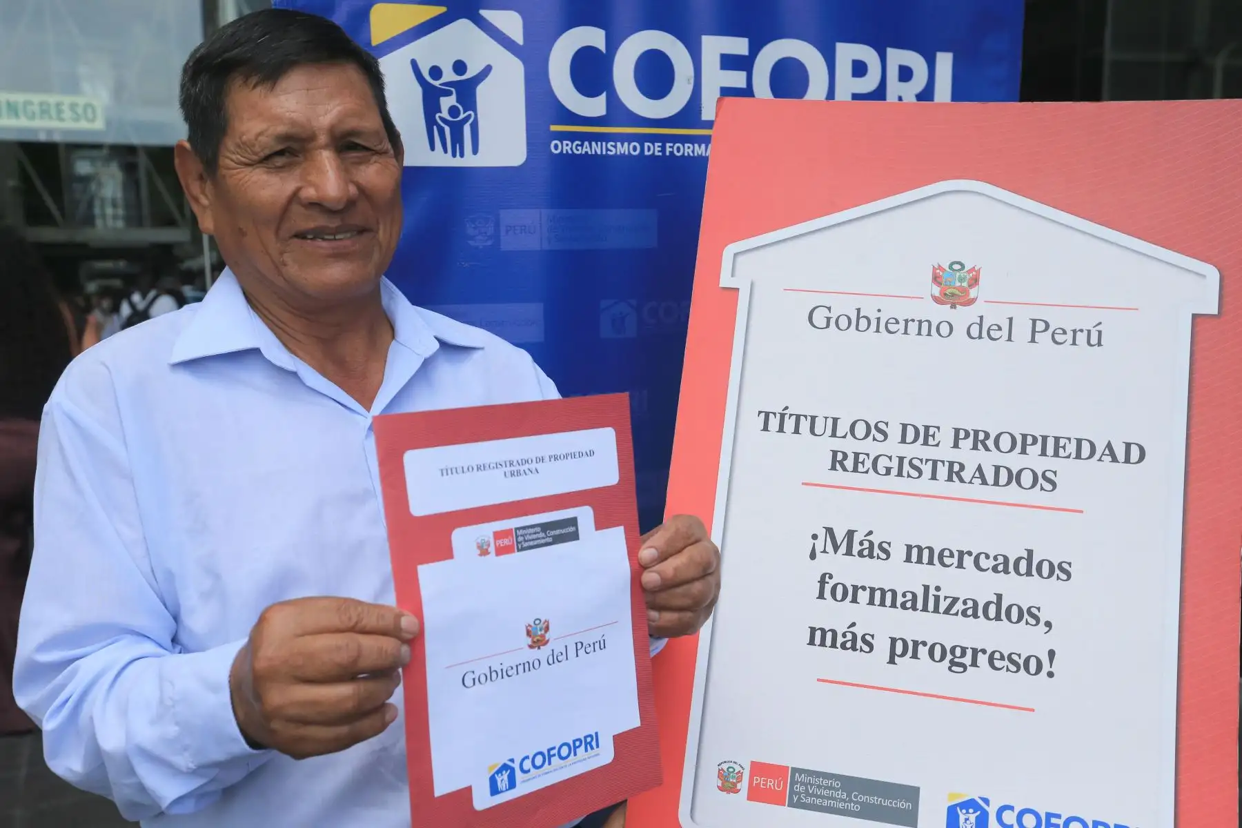 En el marco de su 30.° aniversario, Cofopri entregó el título de propiedad número 850 mil en Lima Metropolitana a las socias del mercado Luis Castañeda Lossio, ubicado en San Juan de Miraflores, fortaleciendo la formalización de predios y la seguridad jurídica. Esta acción benefició a comerciantes, proveedores y vecinos, contribuyendo al desarrollo económico local y al cierre de brechas en el acceso a la propiedad formal. Foto: ANDINA/Héctor Vinces