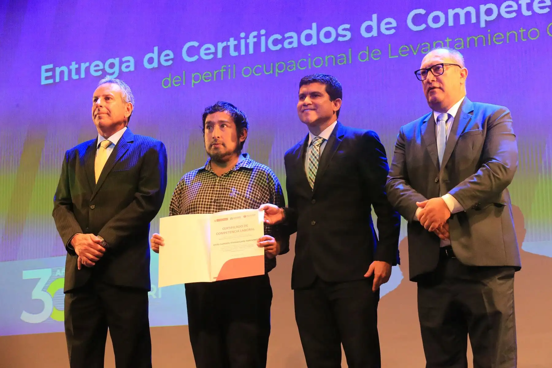 En el marco de su 30.° aniversario, Cofopri entregó el título de propiedad número 850 mil en Lima Metropolitana a las socias del mercado Luis Castañeda Lossio, ubicado en San Juan de Miraflores, fortaleciendo la formalización de predios y la seguridad jurídica. Esta acción benefició a comerciantes, proveedores y vecinos, contribuyendo al desarrollo económico local y al cierre de brechas en el acceso a la propiedad formal. Foto: ANDINA/Héctor Vinces