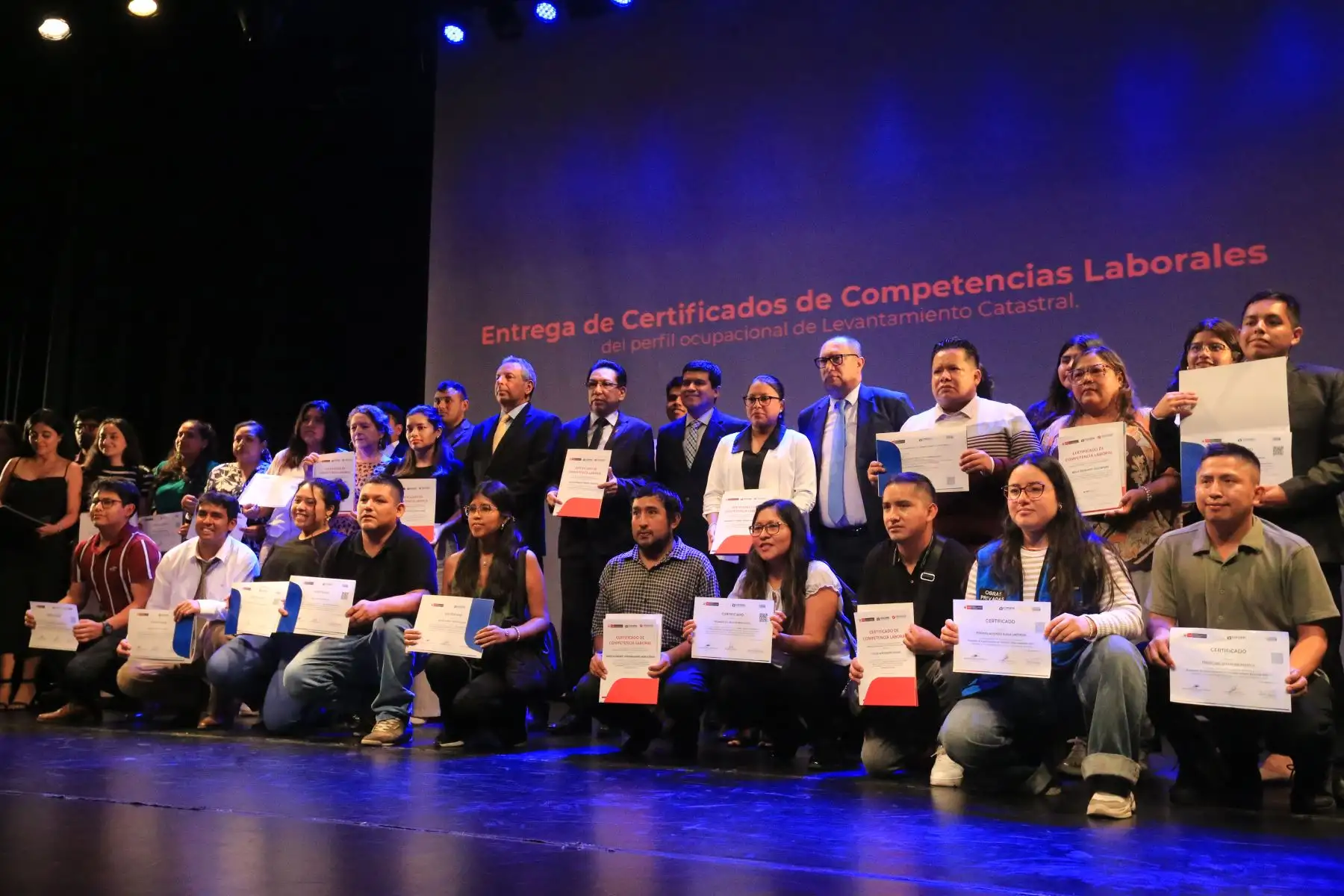 En el marco de su 30.° aniversario, Cofopri entregó el título de propiedad número 850 mil en Lima Metropolitana a las socias del mercado Luis Castañeda Lossio, ubicado en San Juan de Miraflores, fortaleciendo la formalización de predios y la seguridad jurídica. Esta acción benefició a comerciantes, proveedores y vecinos, contribuyendo al desarrollo económico local y al cierre de brechas en el acceso a la propiedad formal. Foto: ANDINA/Héctor Vinces