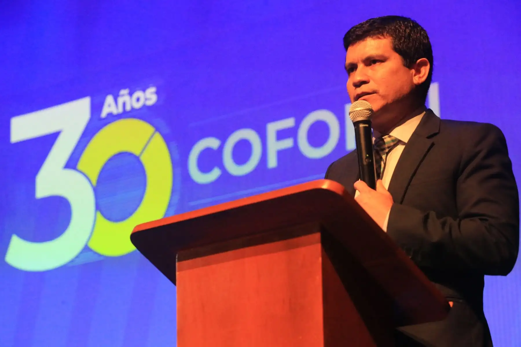 En el marco de su 30.° aniversario, Cofopri entregó el título de propiedad número 850 mil en Lima Metropolitana a las socias del mercado Luis Castañeda Lossio, ubicado en San Juan de Miraflores, fortaleciendo la formalización de predios y la seguridad jurídica. Esta acción benefició a comerciantes, proveedores y vecinos, contribuyendo al desarrollo económico local y al cierre de brechas en el acceso a la propiedad formal. Foto: ANDINA/Héctor Vinces