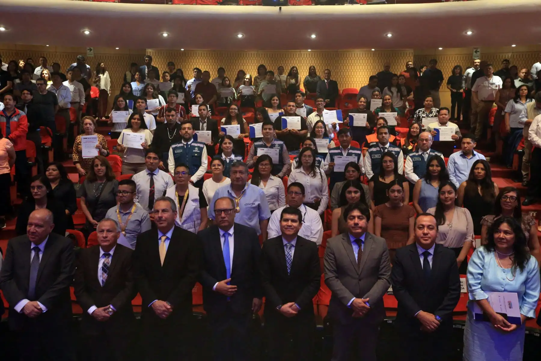 En el marco de su 30.° aniversario, Cofopri entregó el título de propiedad número 850 mil en Lima Metropolitana a las socias del mercado Luis Castañeda Lossio, ubicado en San Juan de Miraflores, fortaleciendo la formalización de predios y la seguridad jurídica. Esta acción benefició a comerciantes, proveedores y vecinos, contribuyendo al desarrollo económico local y al cierre de brechas en el acceso a la propiedad formal. Foto: ANDINA/Héctor Vinces