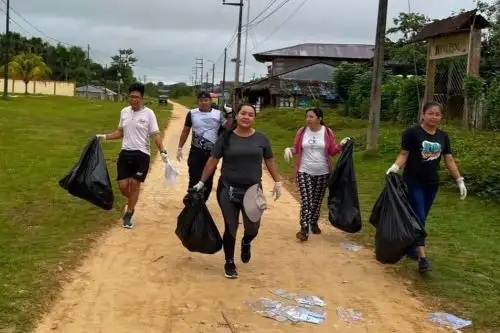 Campaña de limpieza y erradicación de residuos en el centro poblado Jenaro Herrera, en Loreto. Foto: MIDIS/Difusión.