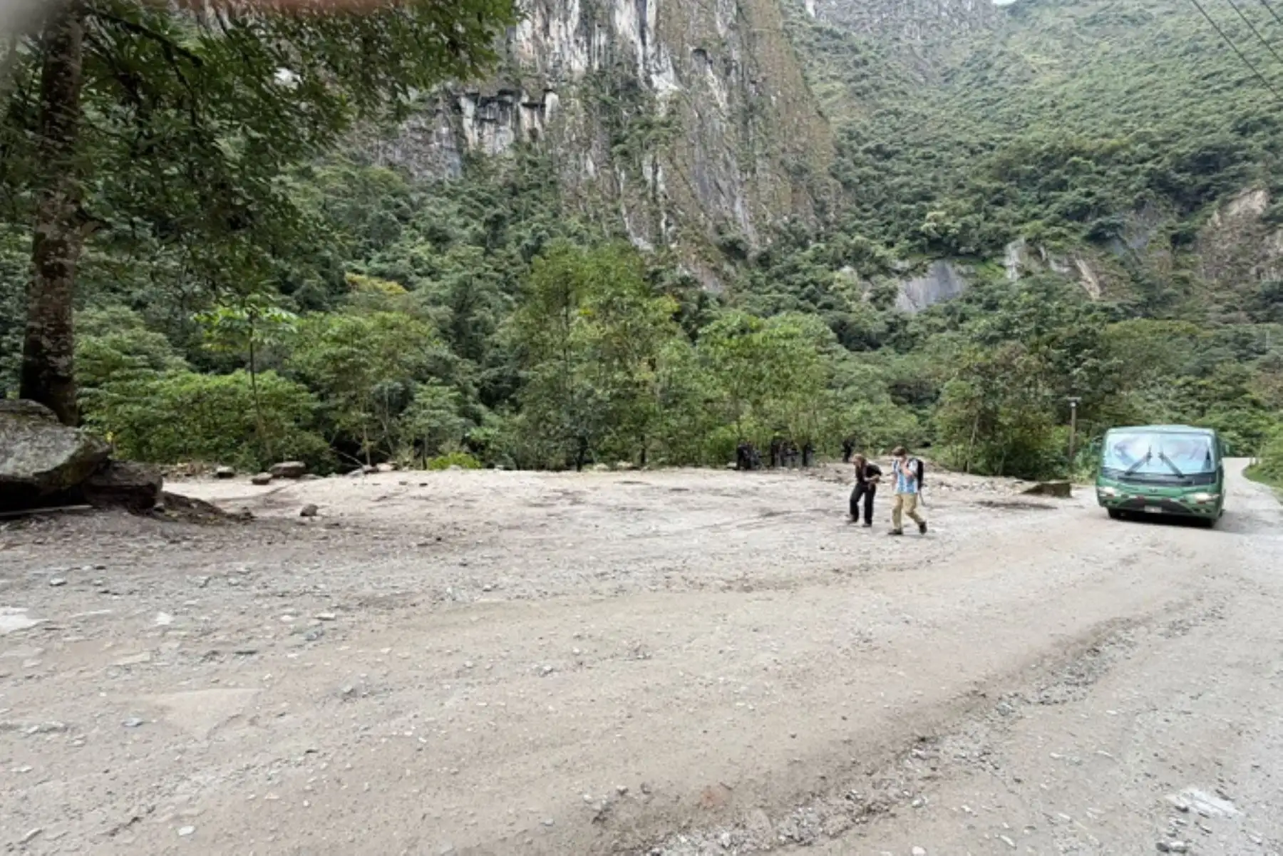 Policía retiró pacíficamente a invasores de terrenos en márgenes de la vía a Machu Picchu