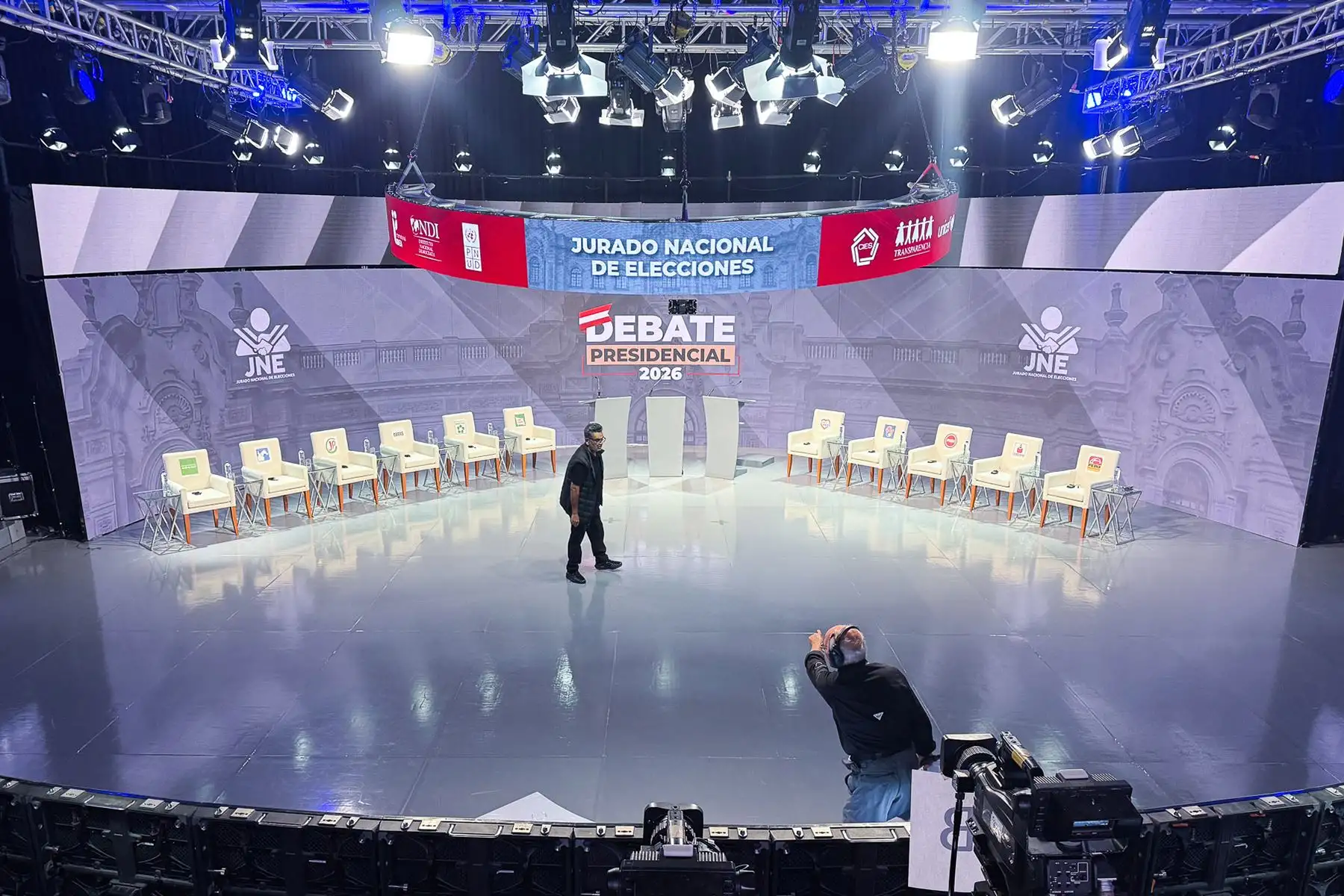 Todo queda listo para el inicio del segundo día del debate presidencial, organizado por el Jurado Nacional de Elecciones (JNE), en el Centro de Convenciones de Lima. Foto: ANDINA/Verónica Calderón Zuñiga
