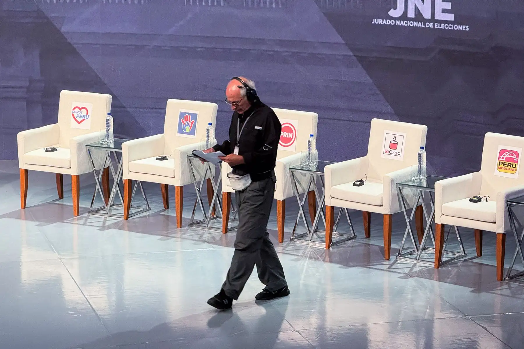 Todo queda listo para el inicio del segundo día del debate presidencial, organizado por el Jurado Nacional de Elecciones (JNE), en el Centro de Convenciones de Lima. Foto: ANDINA/Verónica Calderón Zuñiga
