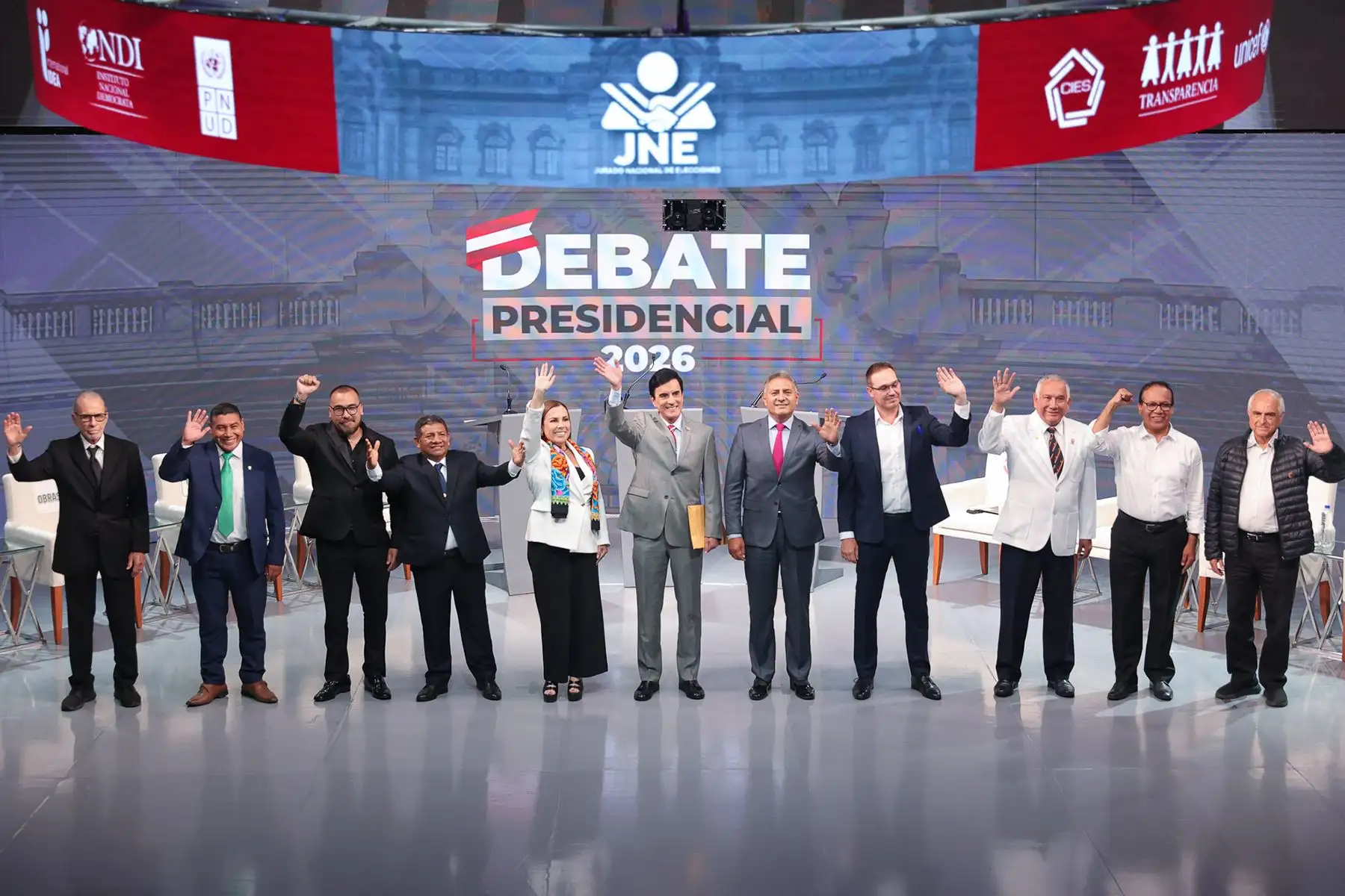 Los 11 candidatos presidenciales posan para la fotografía oficial durante el segundo día del debate presidencial, en el Centro de Convenciones de Lima. Foto: ANDINA/Verónica Calderón Zúñiga