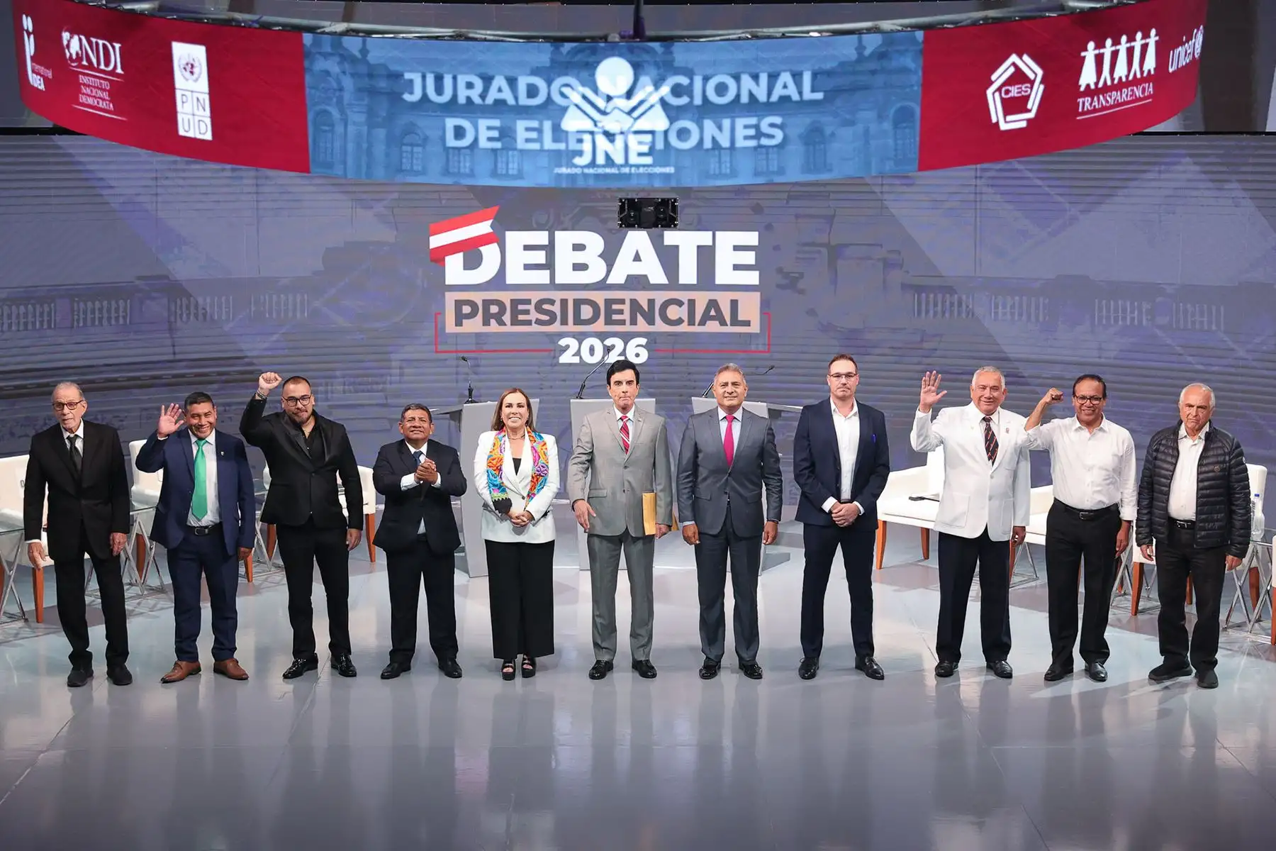 Los 11 candidatos presidenciales posan para la fotografía oficial durante el segundo día del debate presidencial, en el Centro de Convenciones de Lima. Foto: ANDINA/Verónica Calderón Zúñiga