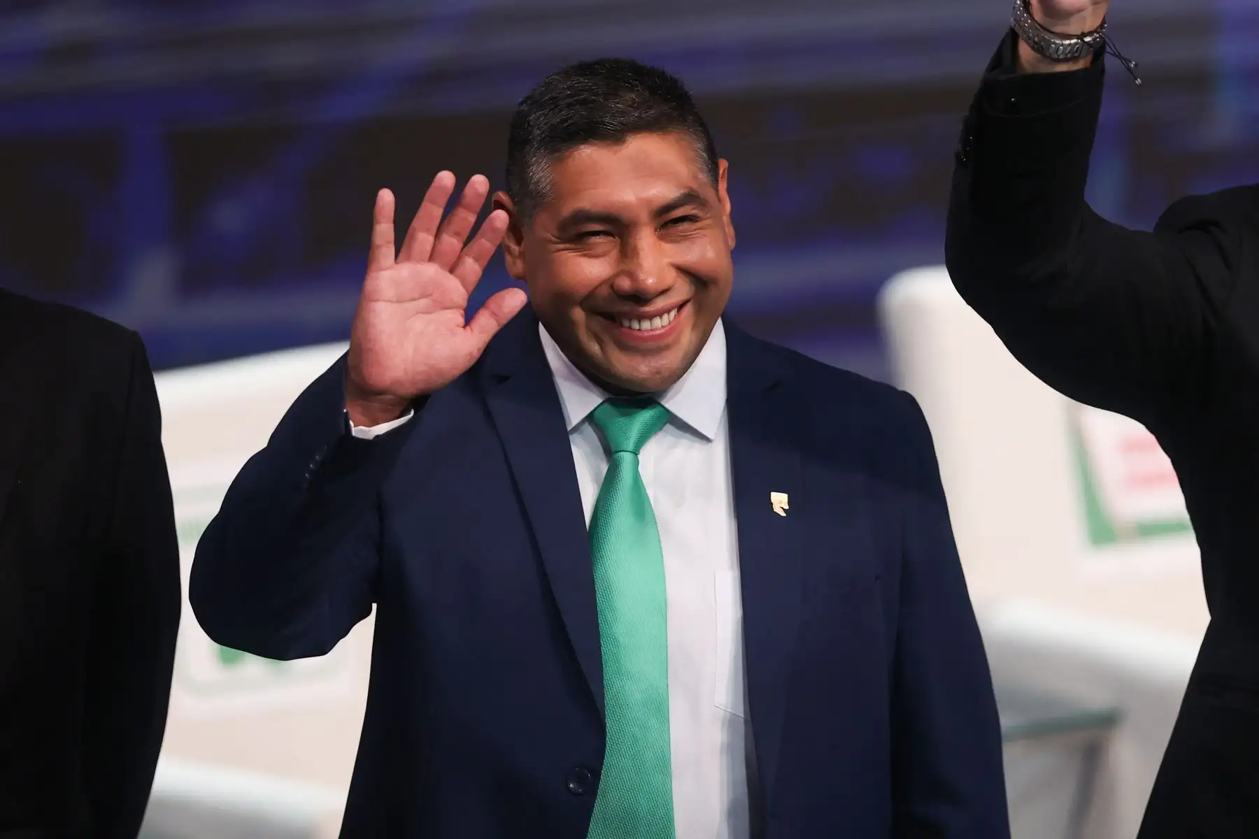 El candidato Charlie Carrasco saluda  para la fotografía oficial durante el segundo día del debate presidencial, en el Centro de Convenciones de Lima. Foto: ANDINA/Jhonel Rodríguez Robles