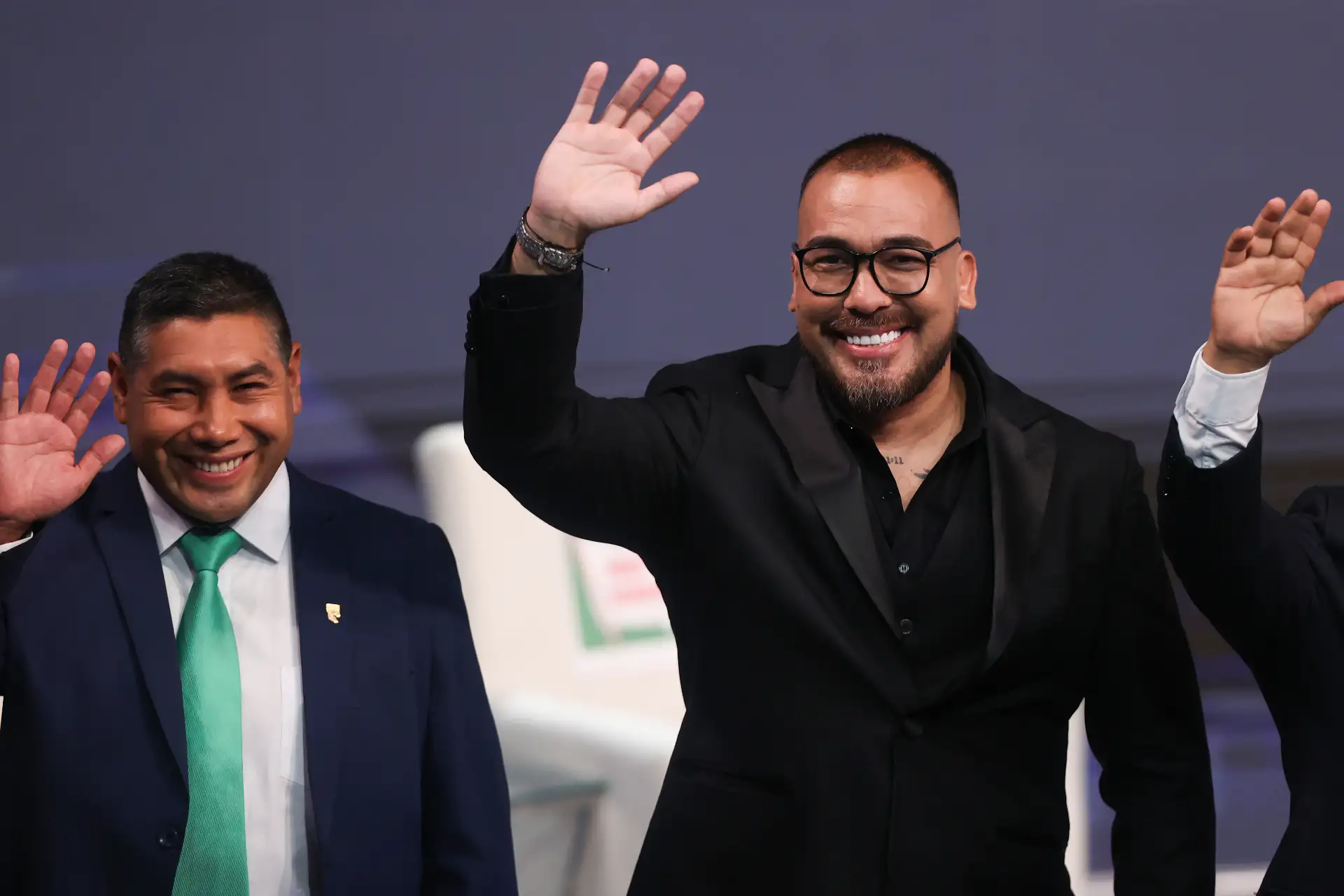 Los candidatos Charlie Carrasco y Alvaro Paz de la Barra posan para la fotografía oficial durante el segundo día del debate presidencial, en el Centro de Convenciones de Lima. Foto: ANDINA/Jhonel Rodríguez Robles