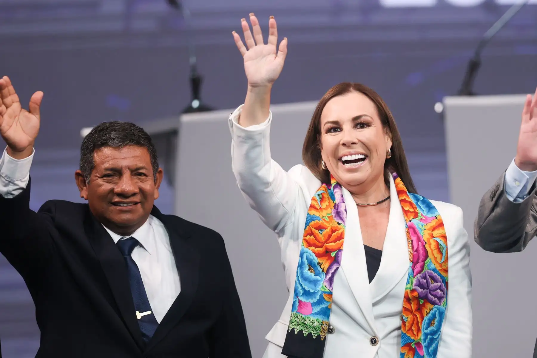 Los candidatos Fiorella Molinelli y Walter Chirinos posan para la fotografía oficial durante el segundo día del debate presidencial, en el Centro de Convenciones de Lima. Foto: ANDINA/Jhonel Rodríguez Robles