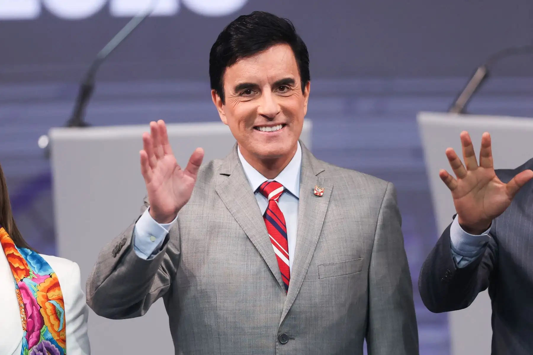 El candidatos Carlos Espá posa para la fotografía oficial durante el segundo día del debate presidencial, en el Centro de Convenciones de Lima. Foto: ANDINA/Jhonel Rodríguez Robles