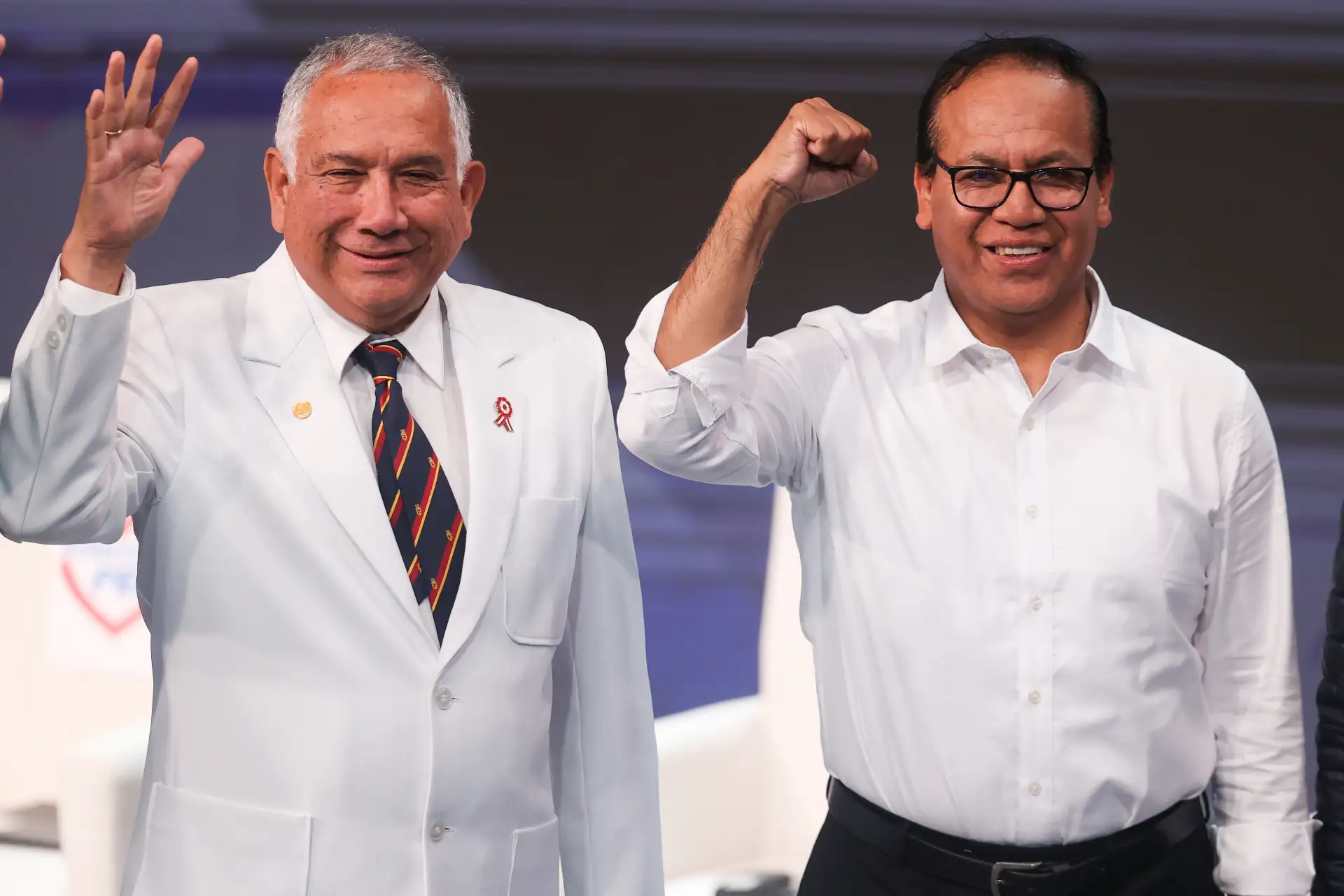 Los candidatos presidenciales, Armando Massé y Roberto Sánchez posan para la fotografía oficial durante el segundo día del debate presidencial, en el Centro de Convenciones de Lima. Foto: ANDINA/Jhonel Rodríguez Robles