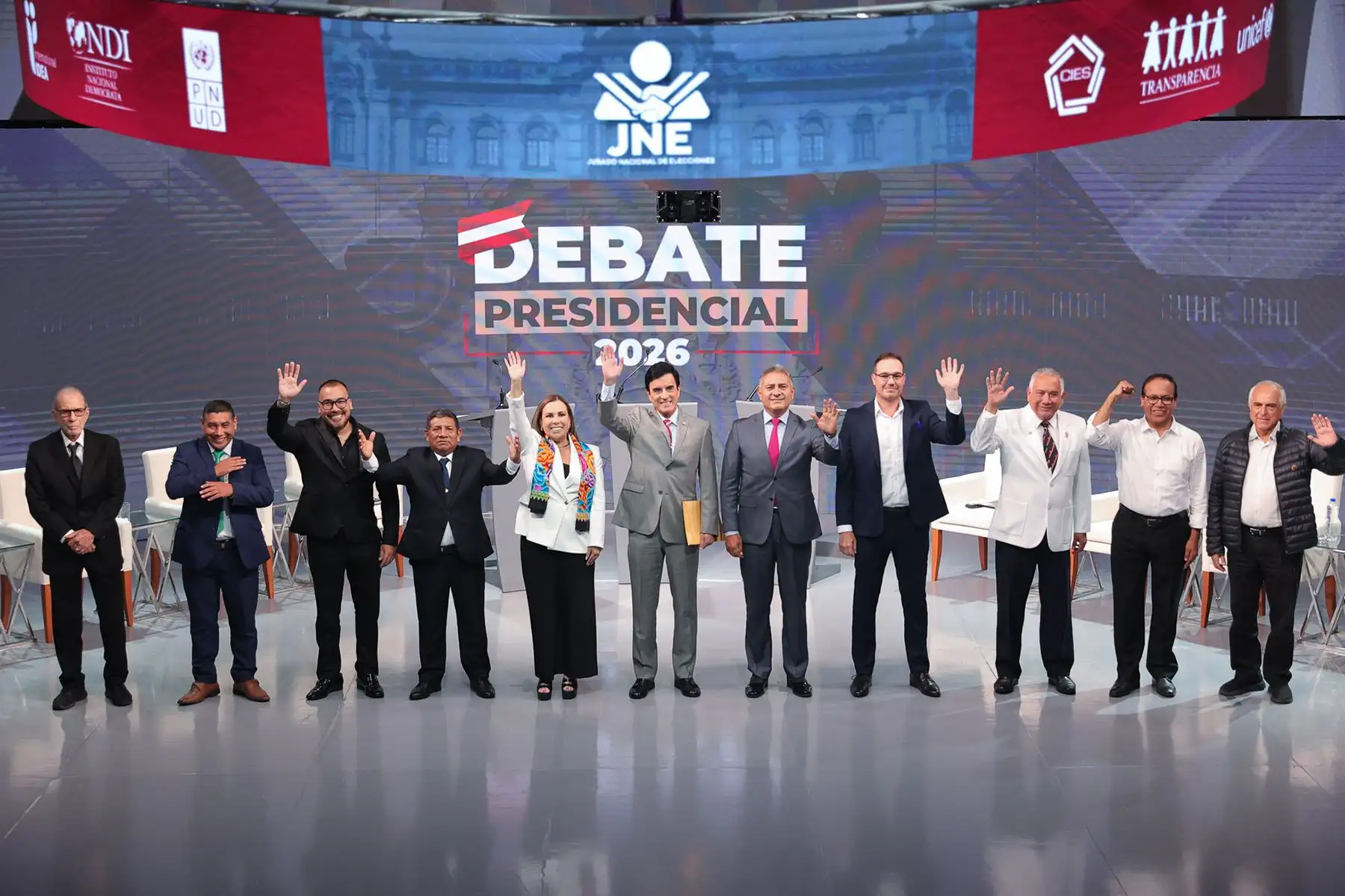 Los 11 candidatos presidenciales posan para la fotografía oficial durante el segundo día del debate presidencial, en el Centro de Convenciones de Lima. Foto: ANDINA/Verónica Calderón Zúñiga