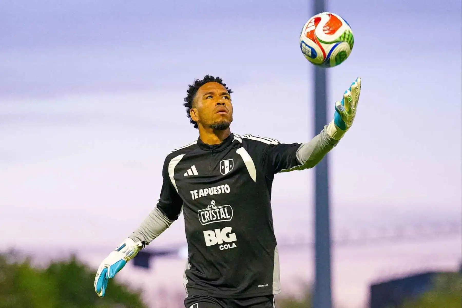 Pedro Gallese realizó ejercicios específicos durante la práctica, como parte del trabajo diferenciado que busca optimizar el rendimiento de cada posición dentro del equipo. Foto: ANDINA/FPF.