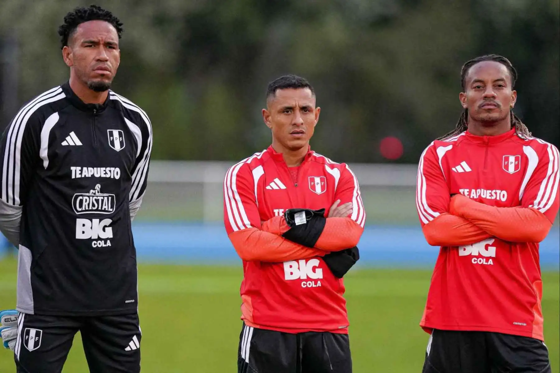 Integrantes del comando técnico y futbolistas observaron el desarrollo de los trabajos en campo, en una sesión que permitió ajustar detalles físicos y tácticos tras la llegada del plantel a la capital francesa. Foto: ANDINA/FPF.