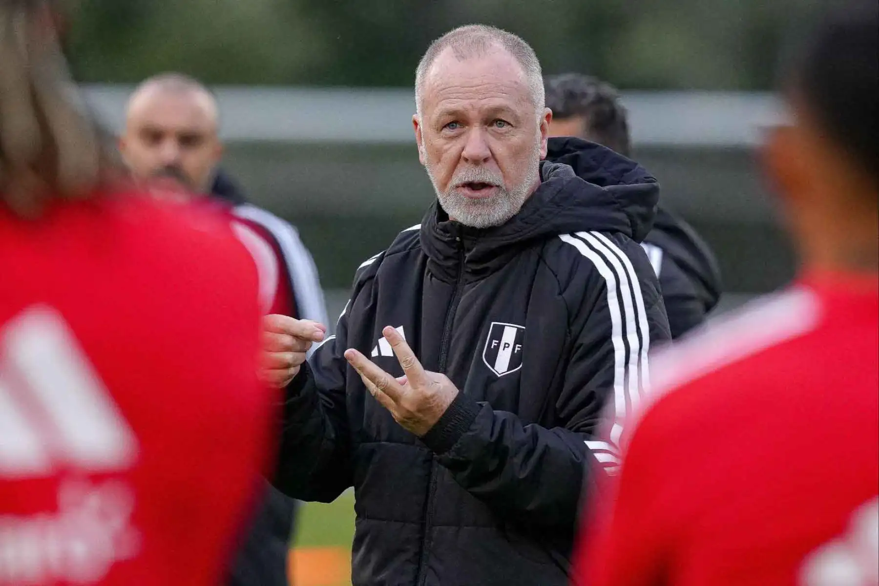 Mano Menezes dialogó con los jugadores durante la sesión, brindando indicaciones puntuales en el campo de juego, en el inicio de un proceso orientado a la renovación de la selección peruana. Foto: ANDINA/FPF.