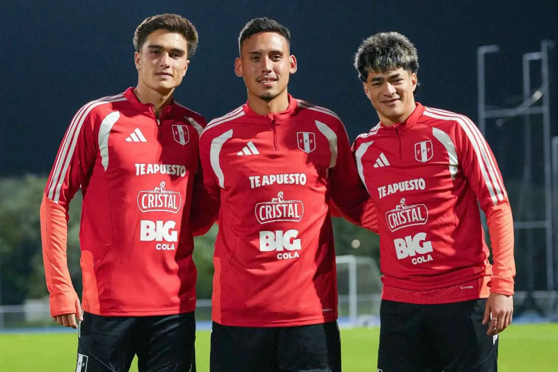 Un grupo de jugadores posó durante la jornada de entrenamientos en París, reflejando el ambiente de expectativa que rodea esta nueva etapa de la selección peruana bajo la dirección de Menezes. Foto: ANDINA/FPF.