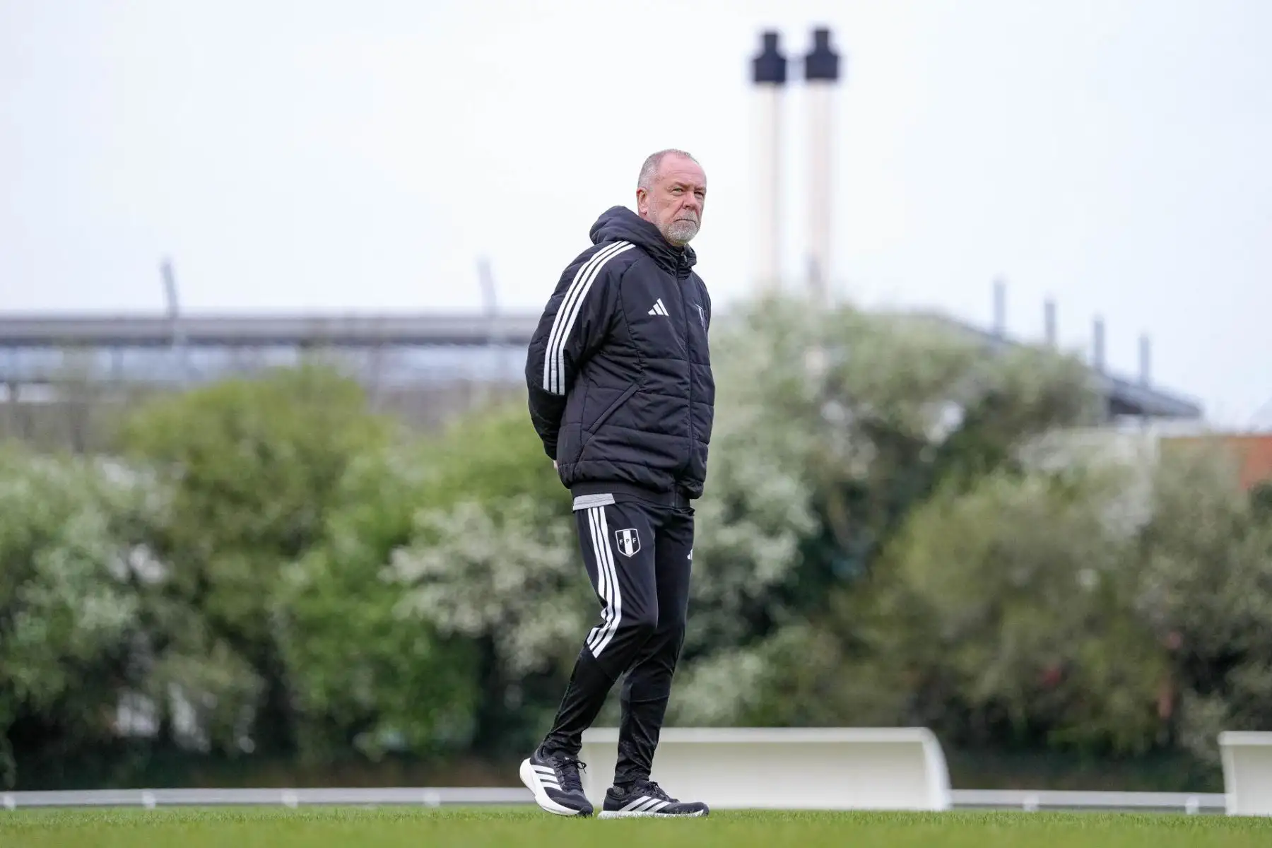 El entrenador brasileño supervisó atentamente el desarrollo de la práctica, evaluando el comportamiento del equipo en distintos ejercicios mientras tomaba apuntes junto a su comando técnico. Foto: ANDINA/EFE.