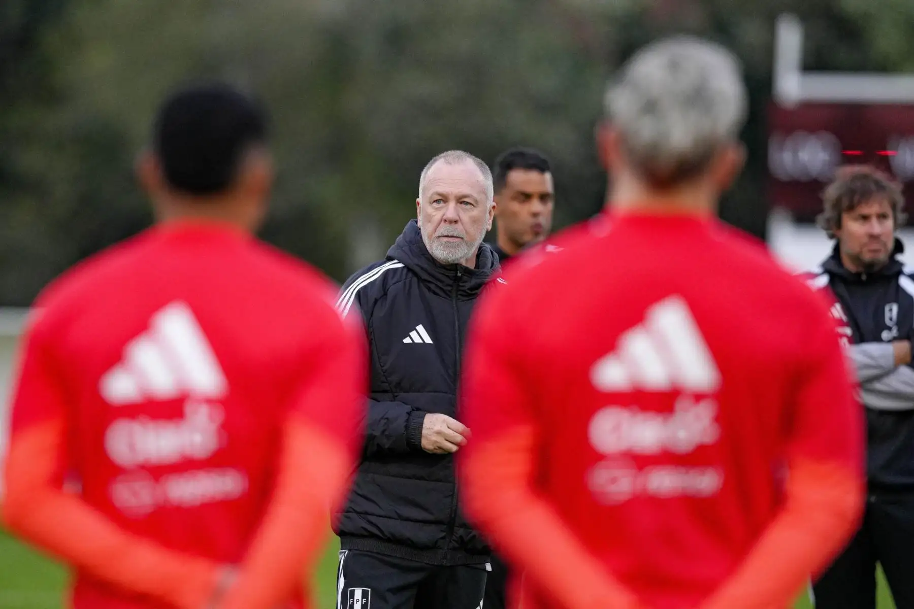 Mano Menezes sostuvo una charla técnica con los futbolistas en el campo de entrenamiento, donde expuso sus primeras ideas tácticas y lineamientos para afrontar los próximos amistosos internacionales. Foto: ANDINA/EFE.