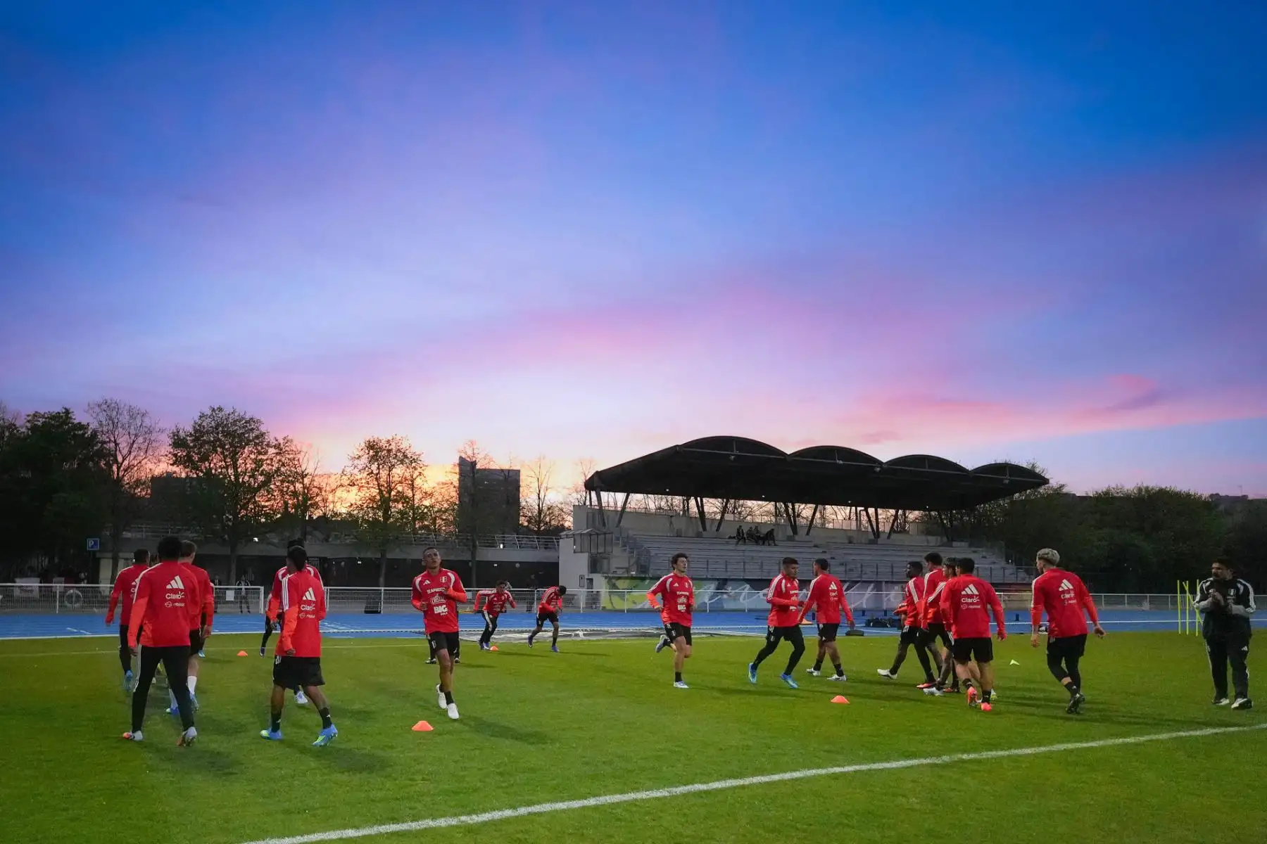 La selección peruana realizó su primera práctica en el estadio Louis Boury de París, donde el comando técnico organizó trabajos regenerativos y ejercicios con balón para iniciar la adaptación del plantel al nuevo ciclo futbolístico. Foto: ANDINA/EFE.
