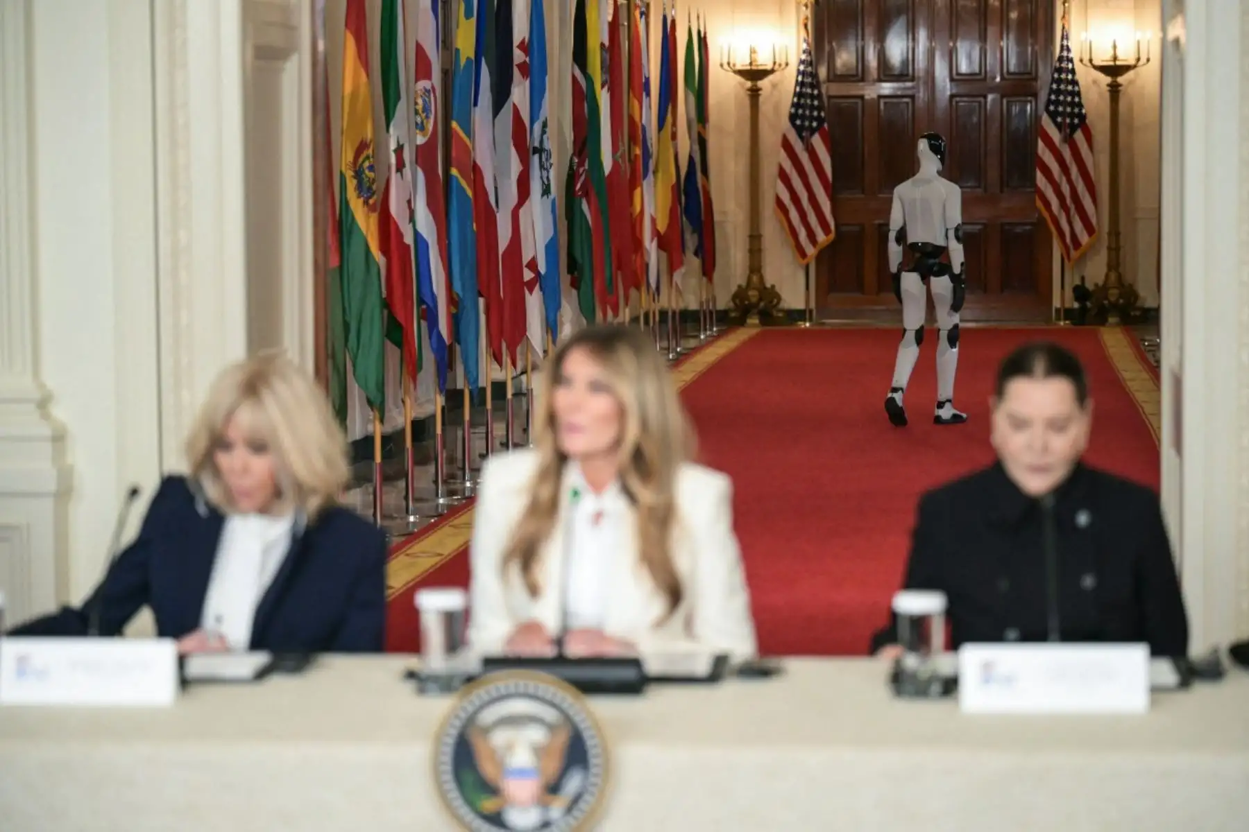 Durante el evento, la primera dama sostuvo una mesa de trabajo con invitados internacionales, en la que se abordaron los desafíos y oportunidades de la inteligencia artificial en la educación. Foto: ANDINA/AFP.