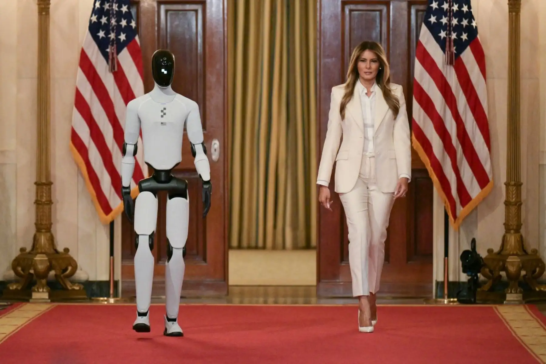 La primera dama de Estados Unidos, Melania Trump, presentó este miércoles en la Casa Blanca a un robot humanoide durante la apertura de una cumbre internacional sobre inteligencia artificial y educación digital, donde destacó el potencial de esta tecnología para el aprendizaje infantil. El androide, que camina y habla, sorprendió a los asistentes al interactuar brevemente en el evento realizado en el Salón Este. Foto: ANDINA/AFP