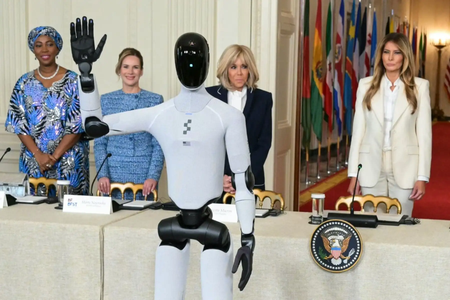 El androide participó brevemente en la actividad protocolar, donde sorprendió al público al dirigirse a la primera dama y agradecer su invitación al evento desarrollado en Washington. Foto: ANDINA/AFP.