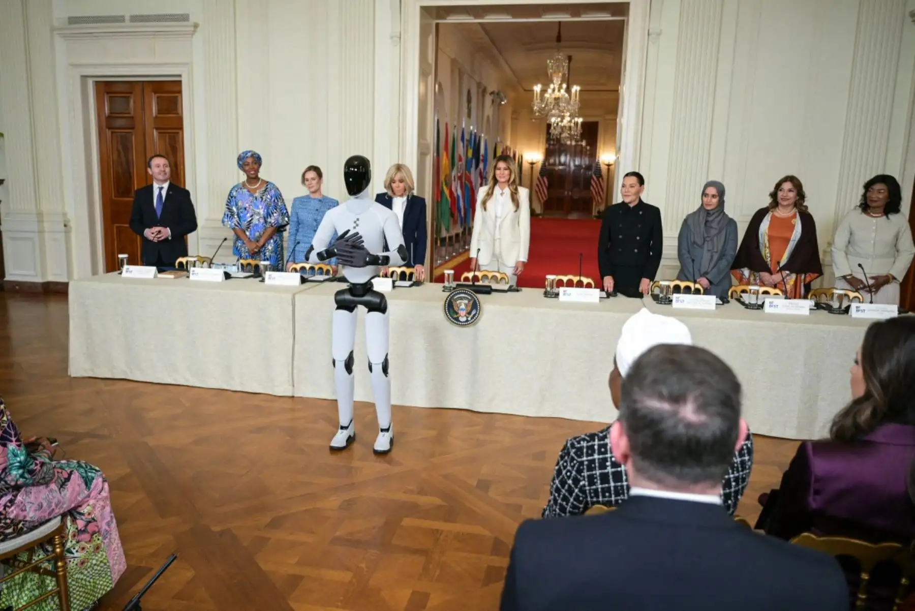 Autoridades y representantes internacionales observaron la presentación del robot humanoide en la Casa Blanca, en el marco de una cumbre centrada en el uso educativo de nuevas tecnologías. Foto: ANDINA/AFP.