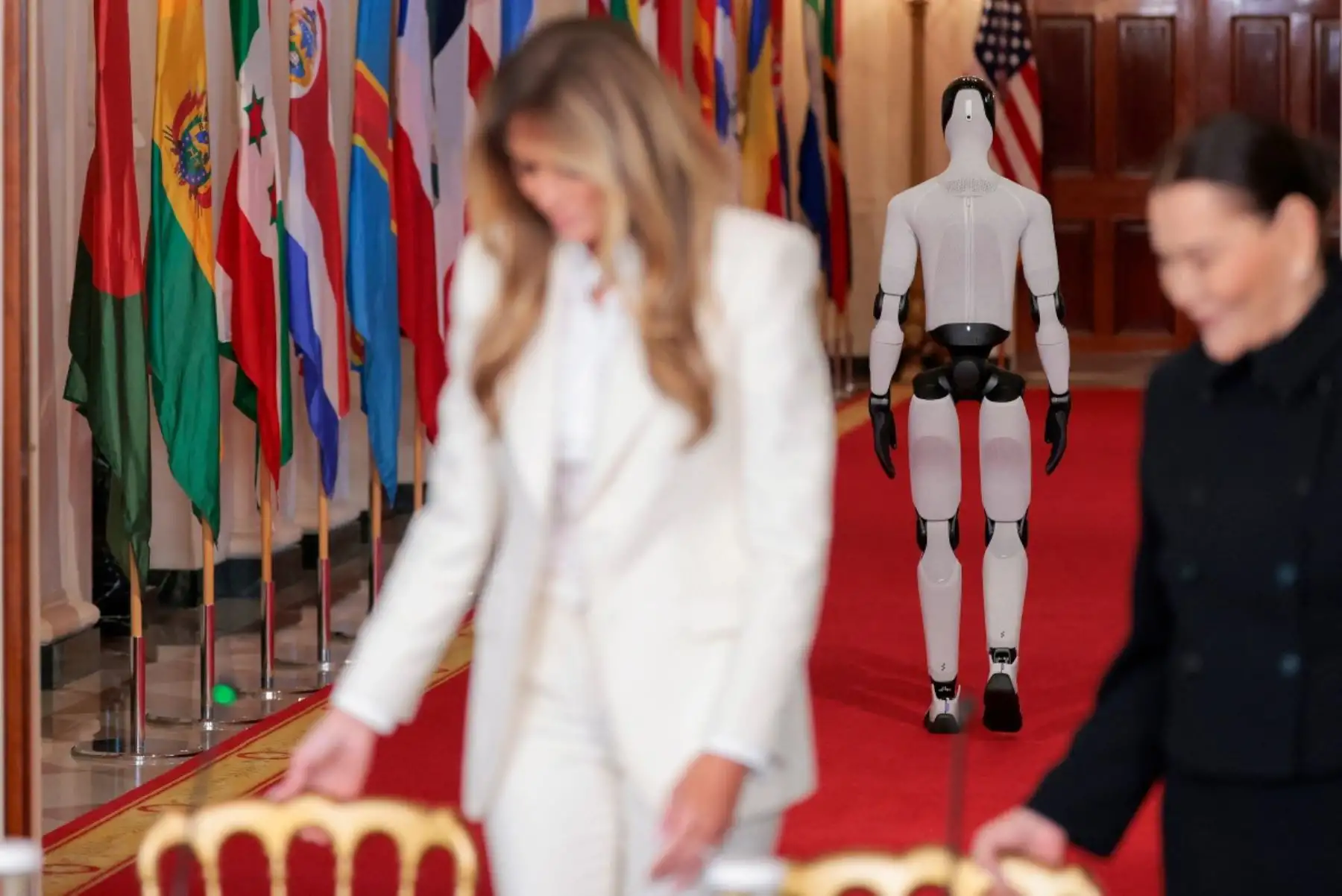 Melania Trump recorrió el salón junto al androide tras su presentación, en una actividad que reunió a líderes y expertos para discutir el futuro de la tecnología aplicada a la enseñanza. Foto: ANDINA/AFP.