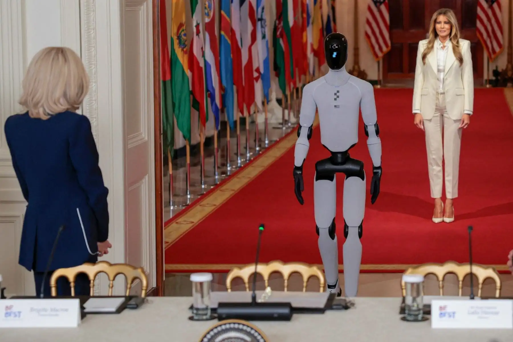 El robot humanoide acompañó a Melania Trump durante su ingreso al Salón Este de la Casa Blanca, generando expectativa entre los asistentes al evento internacional sobre inteligencia artificial y educación. Foto: ANDINA/AFP.