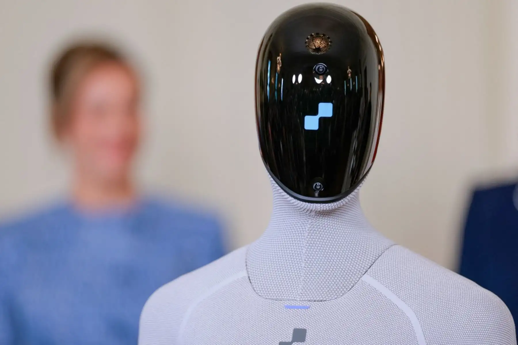 Detalle del rostro del robot humanoide presentado en la Casa Blanca, cuyo diseño y capacidades de interacción reflejan los avances recientes en el desarrollo de inteligencia artificial. Foto: ANDINA/AFP.