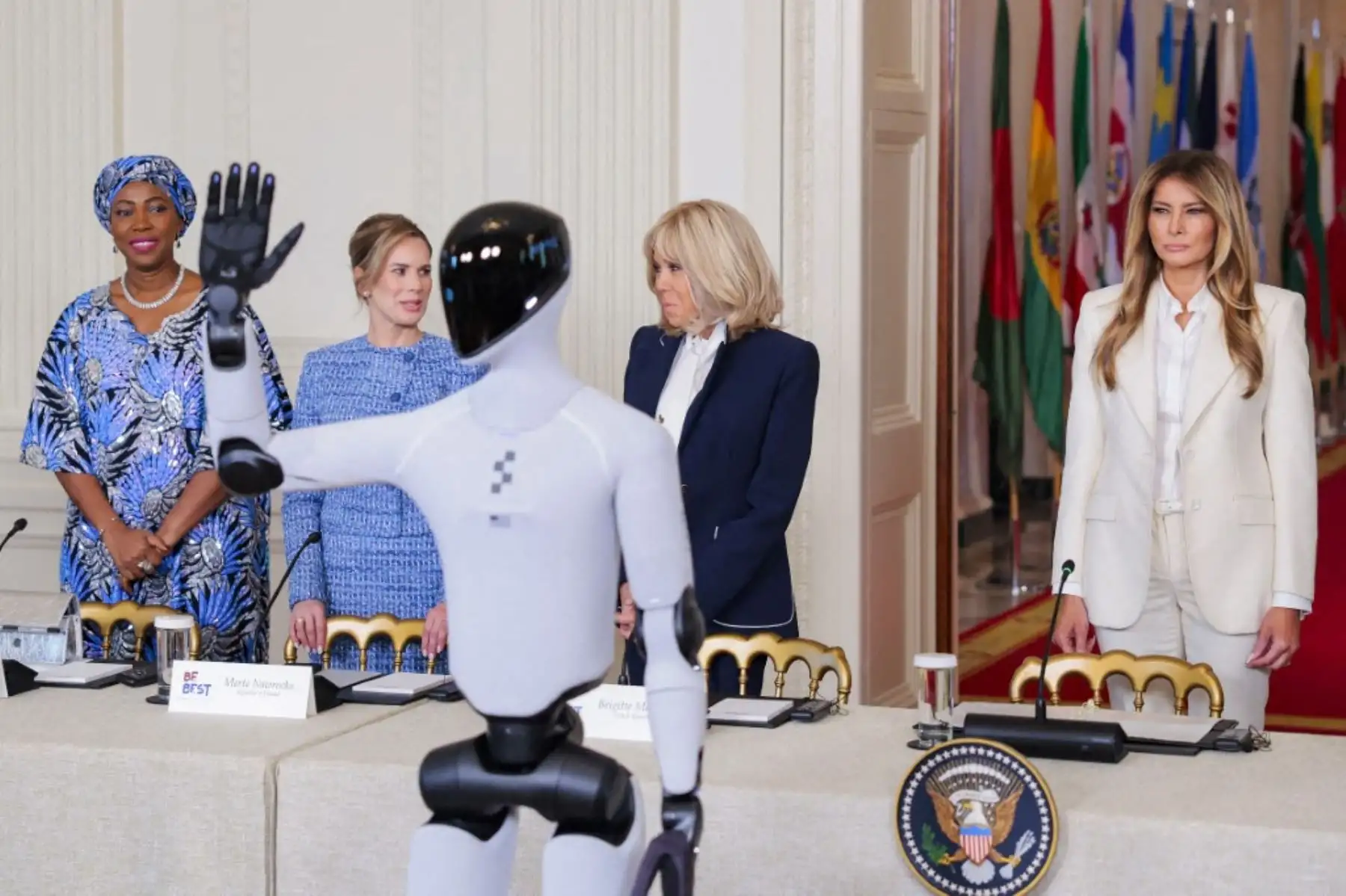 La primera dama interactuó con el androide durante la ceremonia, en la que se destacó el potencial de la inteligencia artificial aplicada a la formación de niños y jóvenes en entornos digitales. Foto: ANDINA/AFP.