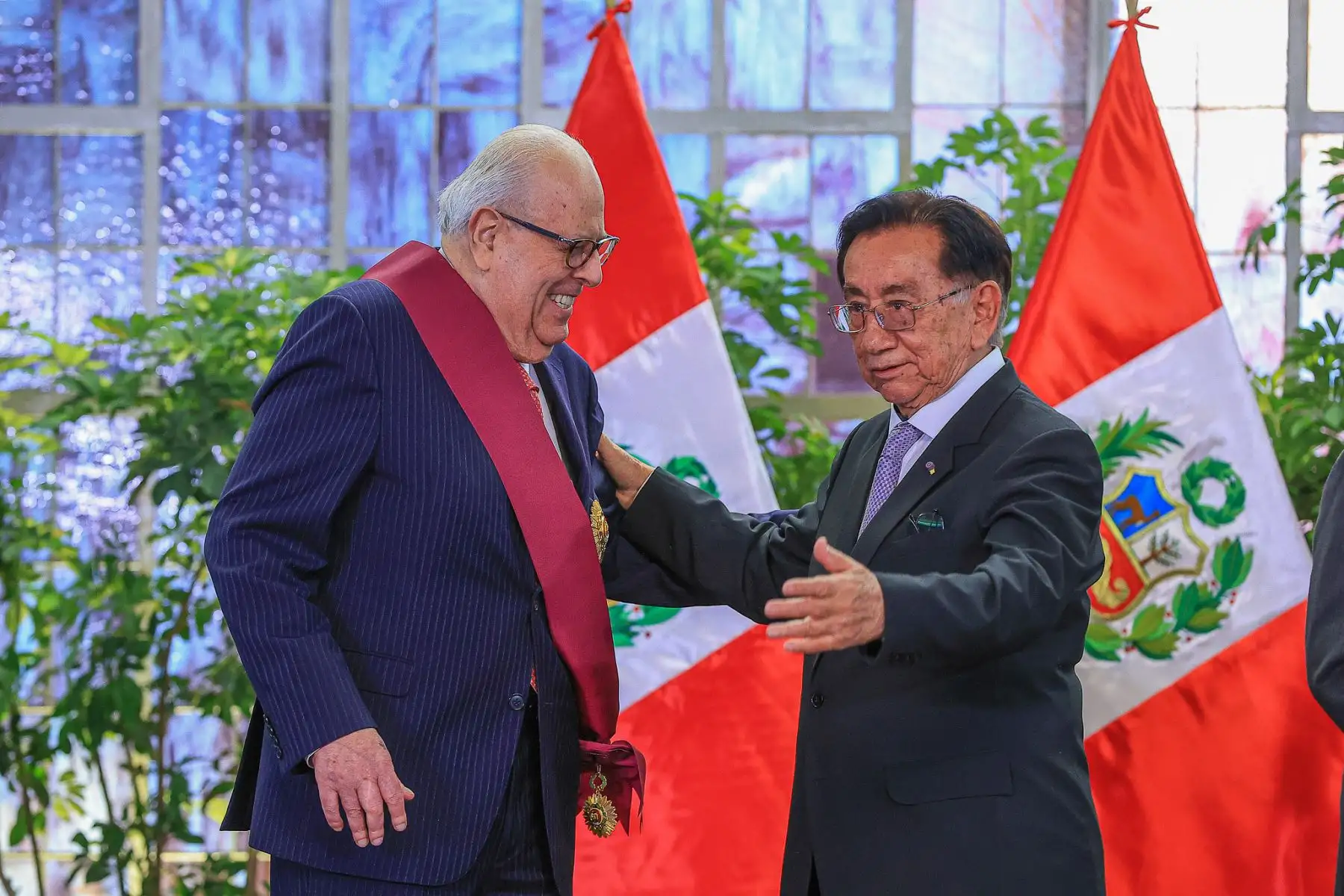 El presidente de la República, José María Balcázar, condecoró al titular del Banco Central de Reserva del Perú, Julio Velarde, con la Orden El Sol del Perú en el grado de Gran Cruz, durante una ceremonia en Palacio de Gobierno en la que destacó su trayectoria y su aporte a la estabilidad económica del país. Foto: ANDINA/Prensa Presidencia.